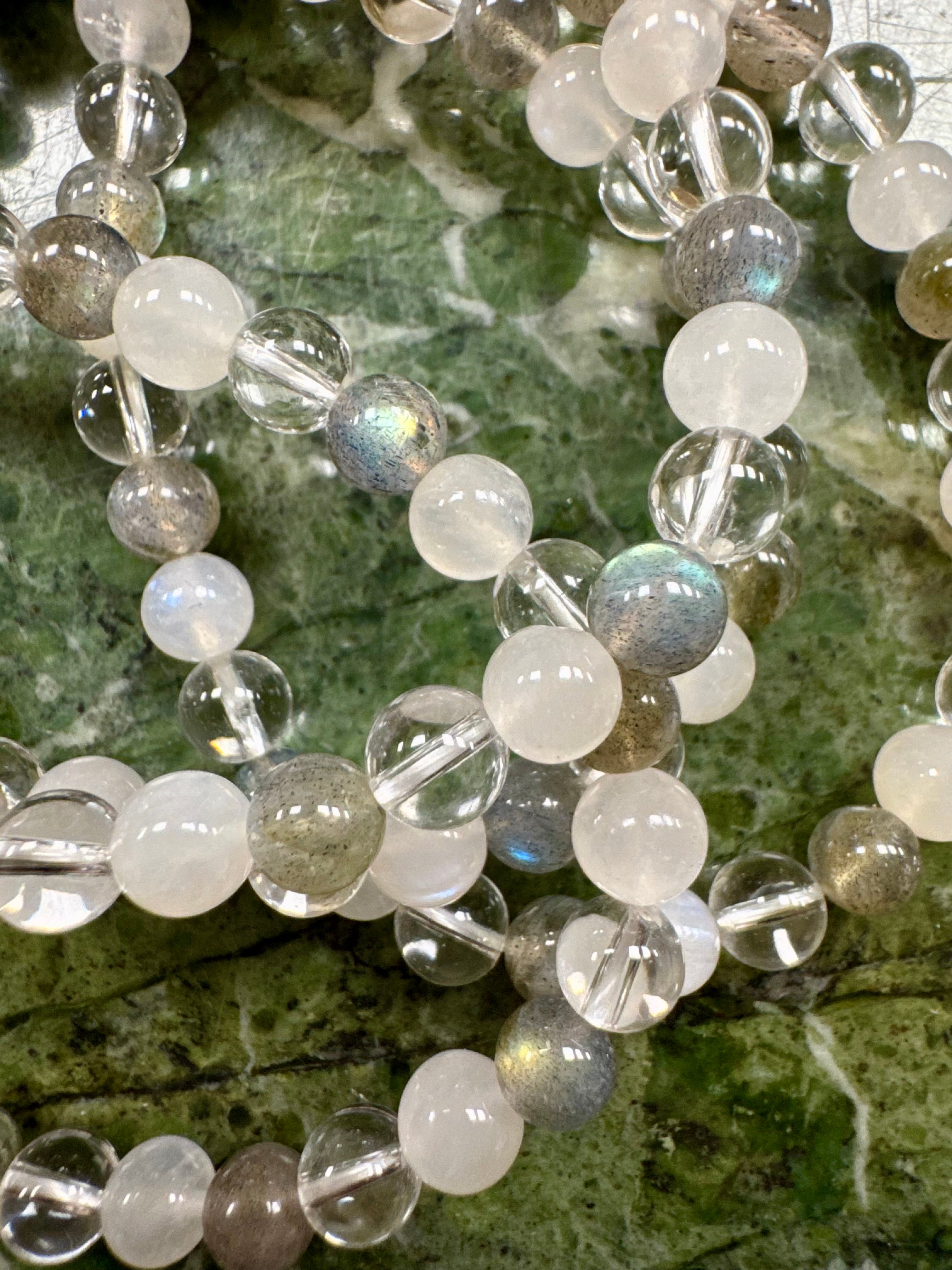 Spirituel Energi - Armbånd - med Månesten, Labradorit & Bjergkrystal ☾ (6mm.) / MAANESOESTER.DK / MÅNESØSTER.DK