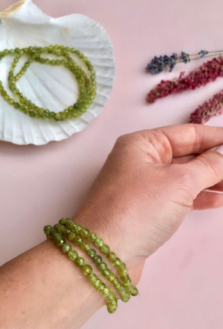 Månesøster Krystaller Facetteret Peridot 𓂀 Armbånd ☾ OVERFLOD, HARMONI & LYKKE ☾ 4mm