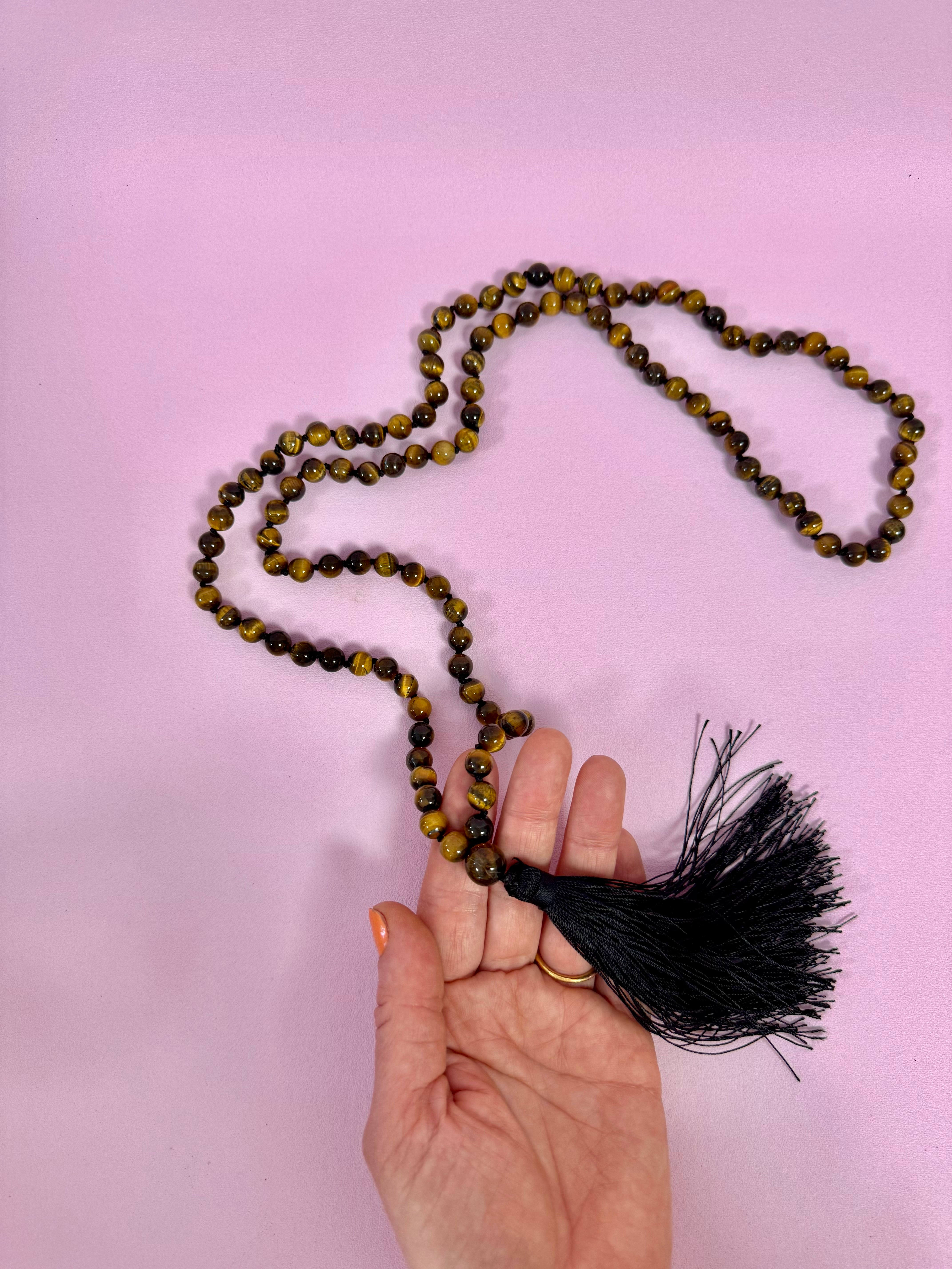 Tigerøje Mala kæde mantra ☾ 𓂀 “ Jeg er som Tigerens øje, skarpt og vågent, min energi resurse er powerfuld, mit Hals chakra er åbent og dét jeg ønsker at kommunikere flyder klart og rent fra mig” 𓂀