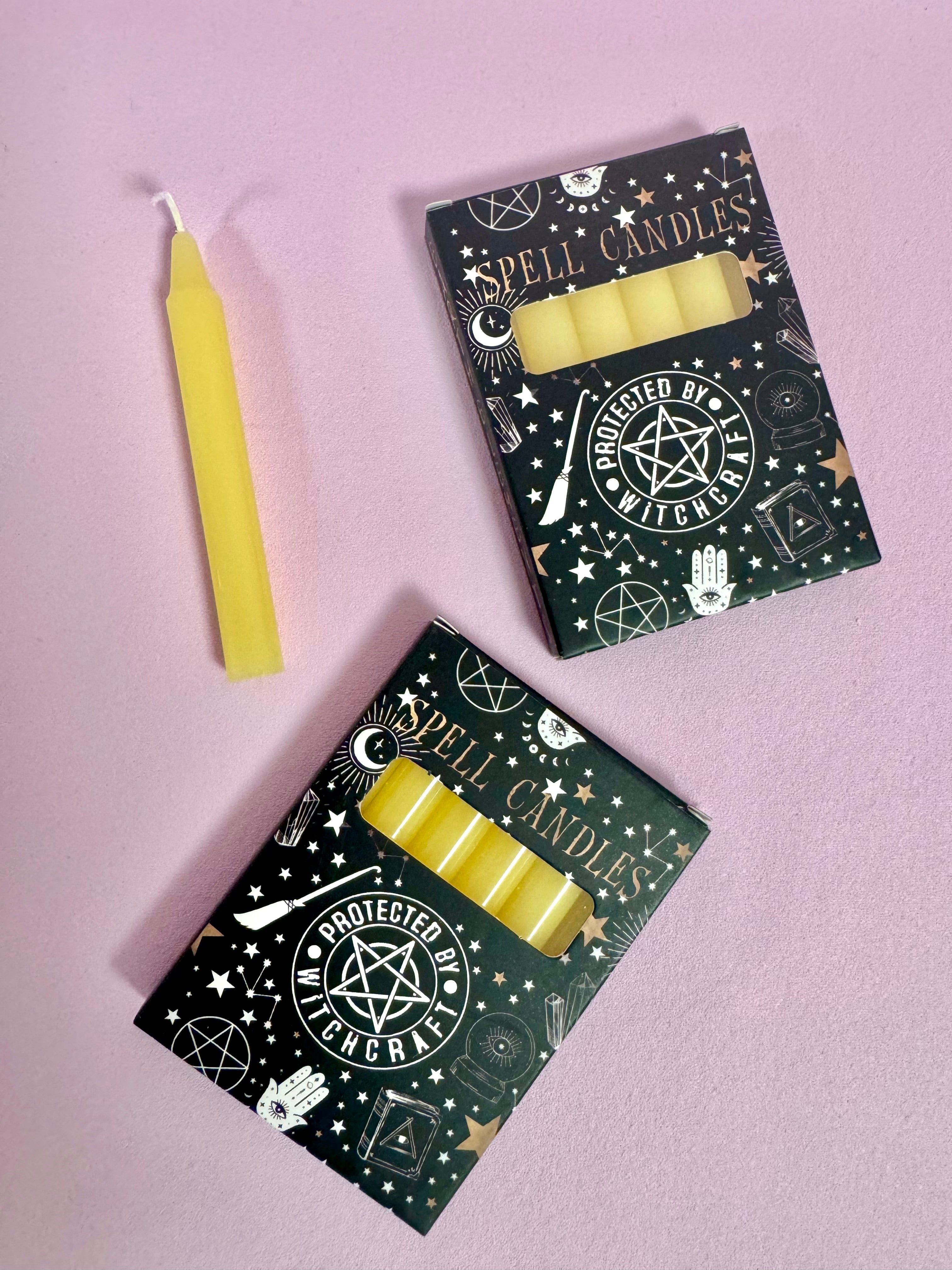 Protected by Witchcraft ☾ SPELL CANDLES ☾ 10x7,5x1 cm. pakke med 6 Gule lys ☾ For glæde / MÅNESØSTER.DK / MAANESOESTER.DK