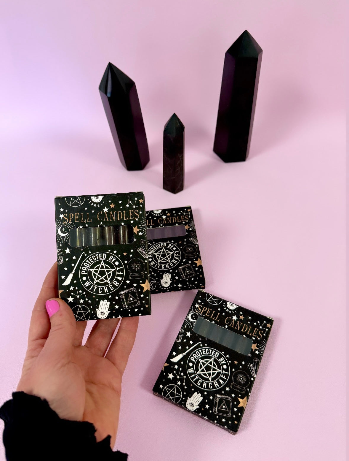 Månesøster KrystallerProtected by Witchcraft ☾ Sorte SPELL CANDLES ☾ 10x7,5x1 cm pakke med 6 lys