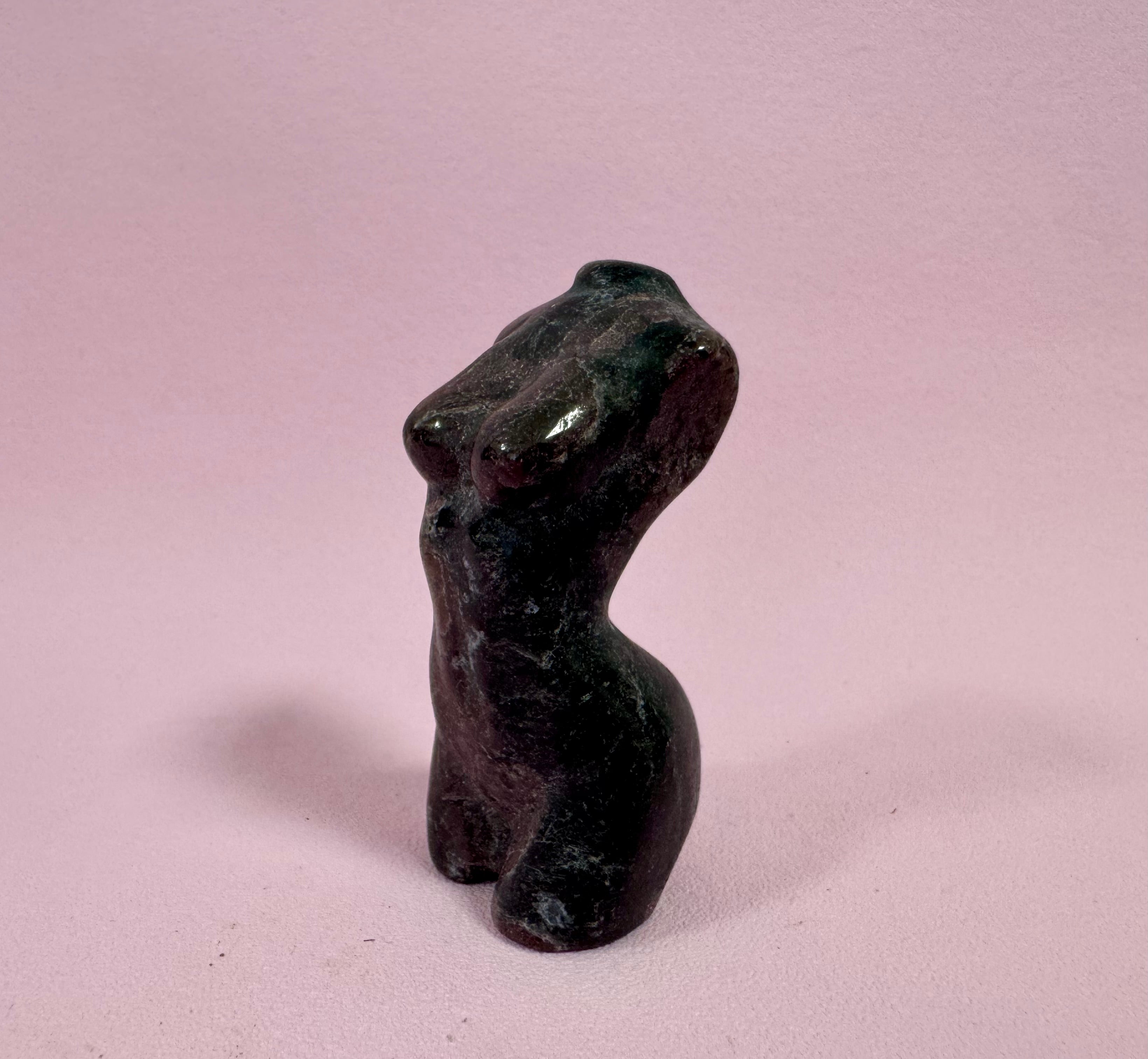 Kvinde krop i Granat - ♡ Kærlighed, Seksualitet & Kundalini - 6,3 cm