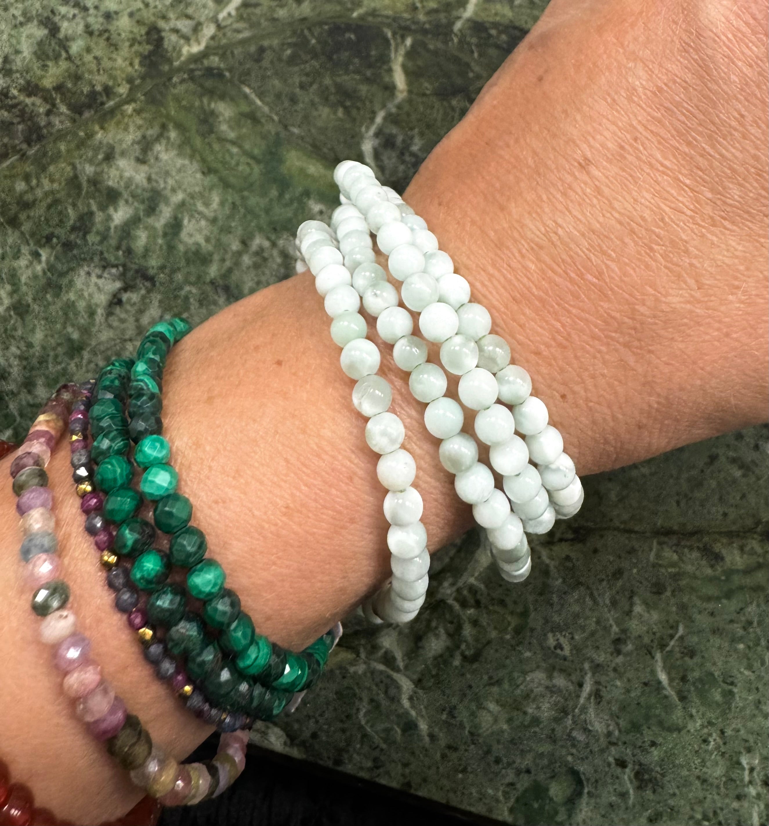 Grøn Månesten Garnierit - Armbånd - En Gudinde Krystal som forbinder dig med den feminine jordenergi - (4 mm.)