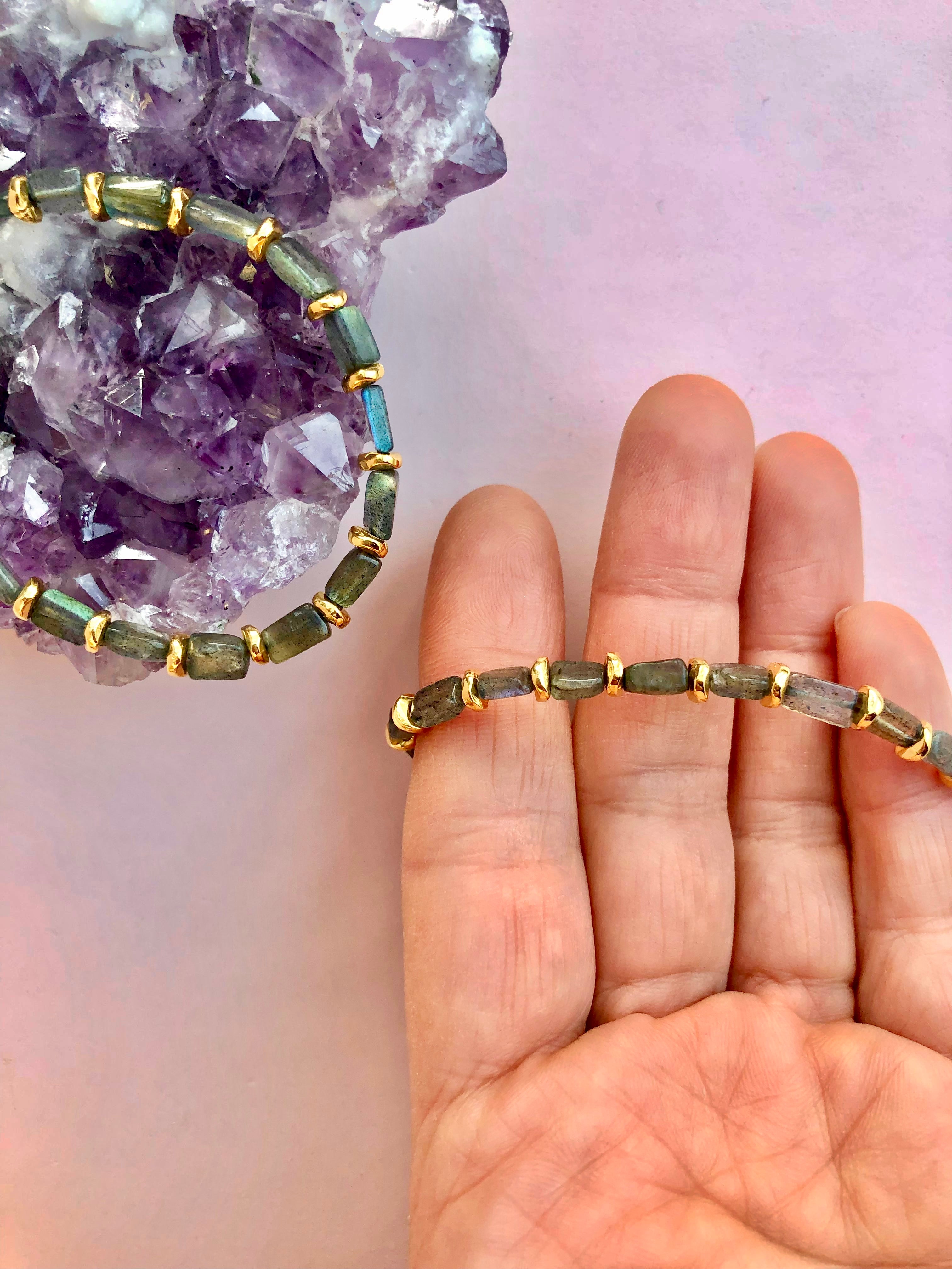 Månesøster Krystaller ☾ Labradorit Armbånd ☾ Spirituelle evner, styrke, transformation & beskyttelse ☾