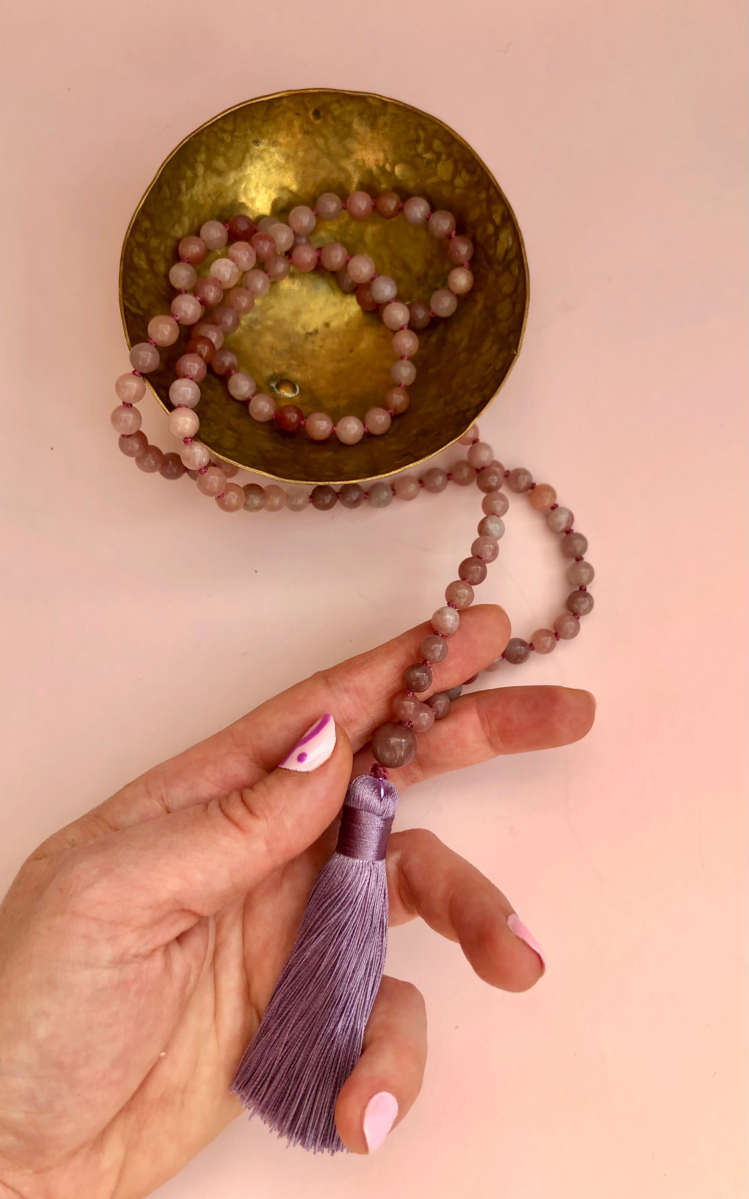 Månesøster Krystaller - Lepidolit Halskæde - Mala Kæde ☾ Mantra “Jeg Er i Balance, Jeg Tilgiver Mig Selv, Jeg Er Tryg” vælg mellem lilla eller pink kvast
