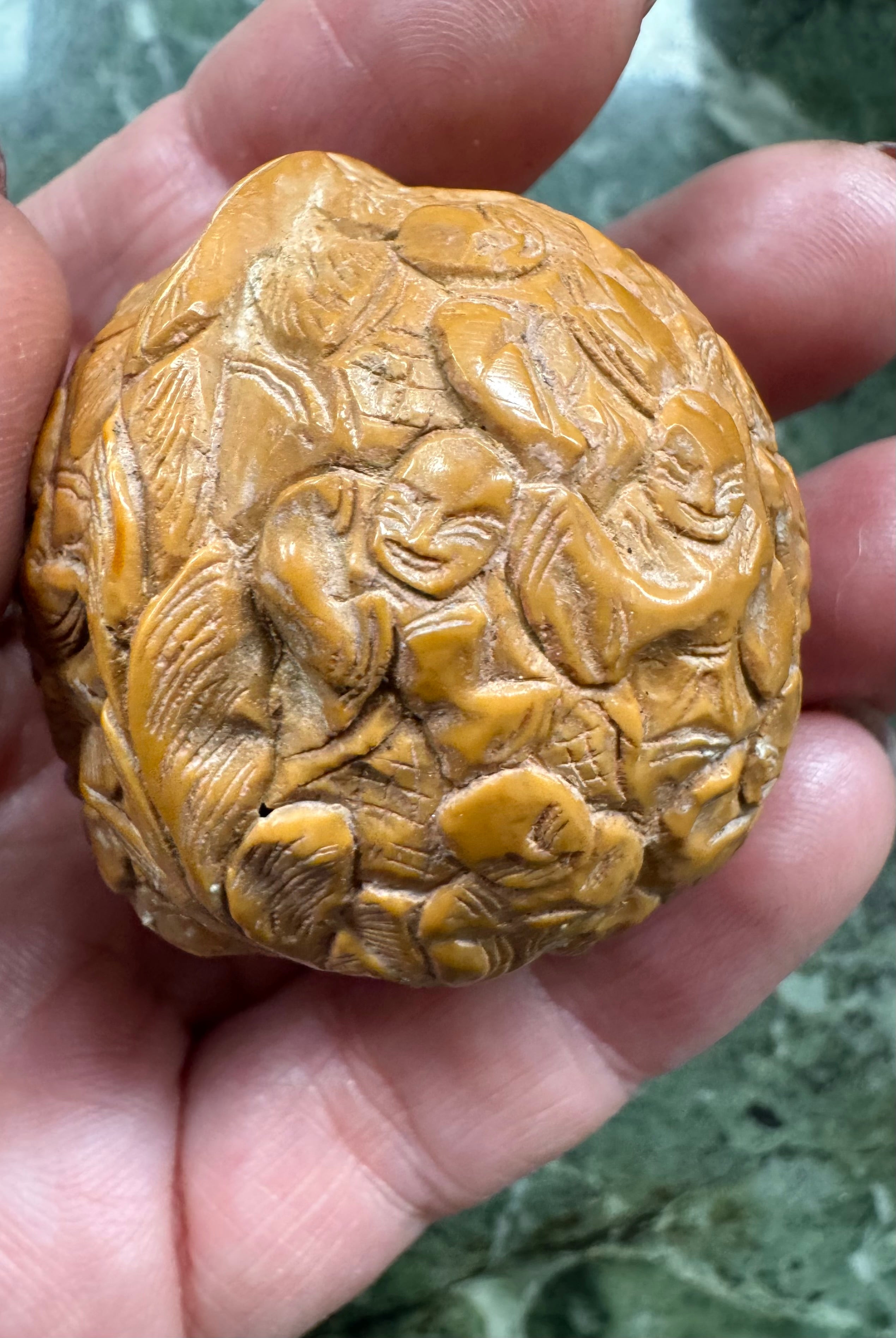 Kinesisk håndskåret valnød – figurrelief ( wenwan ) – ca. 4 cm