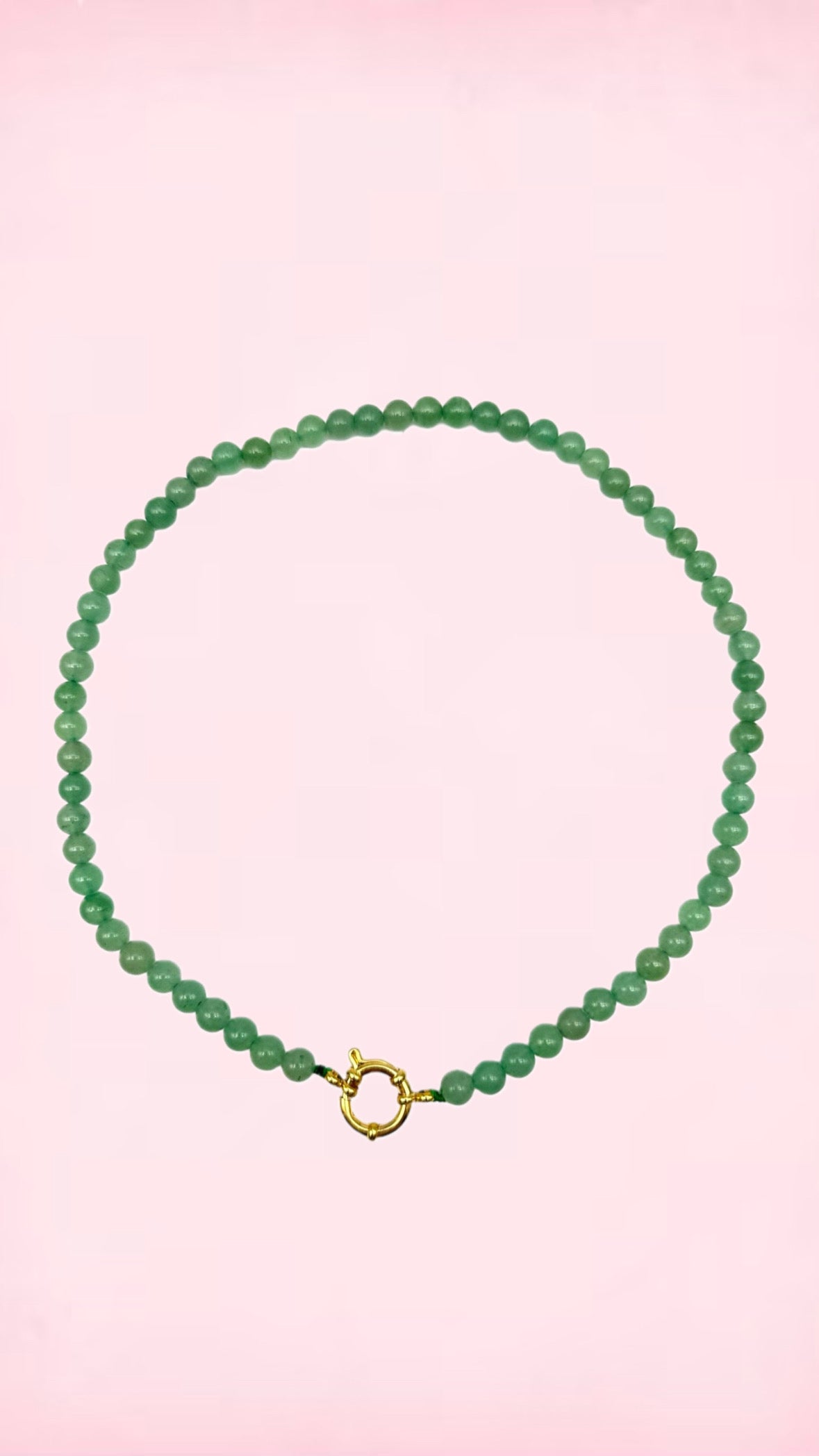 Grøn Aventurin perlehalskæde – 4 mm med guldfarvet stålkrog