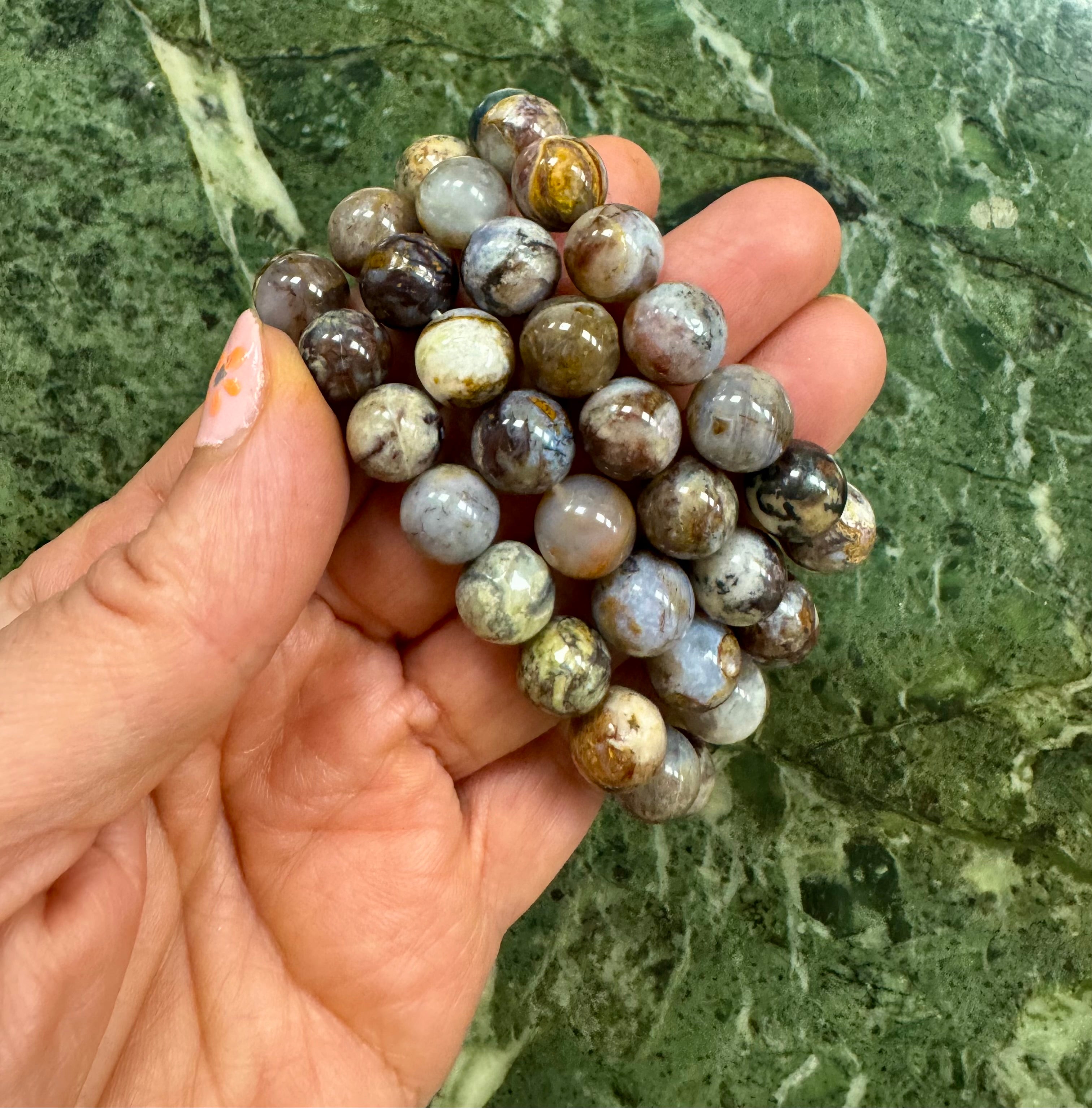 Pietersite Armbånd 𓂀 bringer indestængte, undertrykte følelser og spændinger op til overfladen, lader det usagte & uudforskede bryde ud i en følelsesmæssig udstrømning, der renser luften & starter helingsprocessen (ca. 20 cm. & 11,5 mm.)