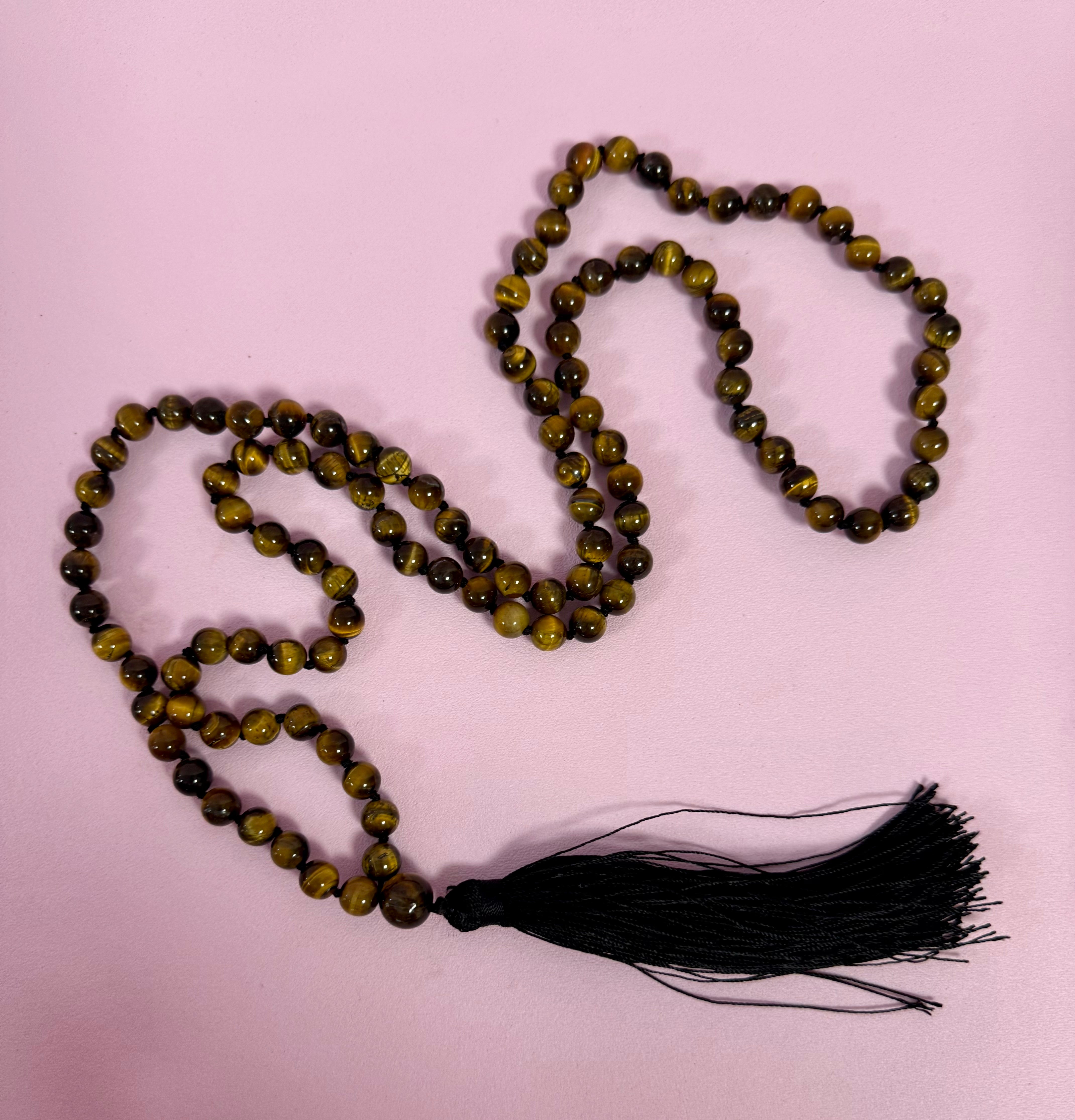 Tigerøje Mala kæde mantra ☾ 𓂀 “ Jeg er som Tigerens øje, skarpt og vågent, min energi resurse er powerfuld, mit Hals chakra er åbent og dét jeg ønsker at kommunikere flyder klart og rent fra mig” 𓂀