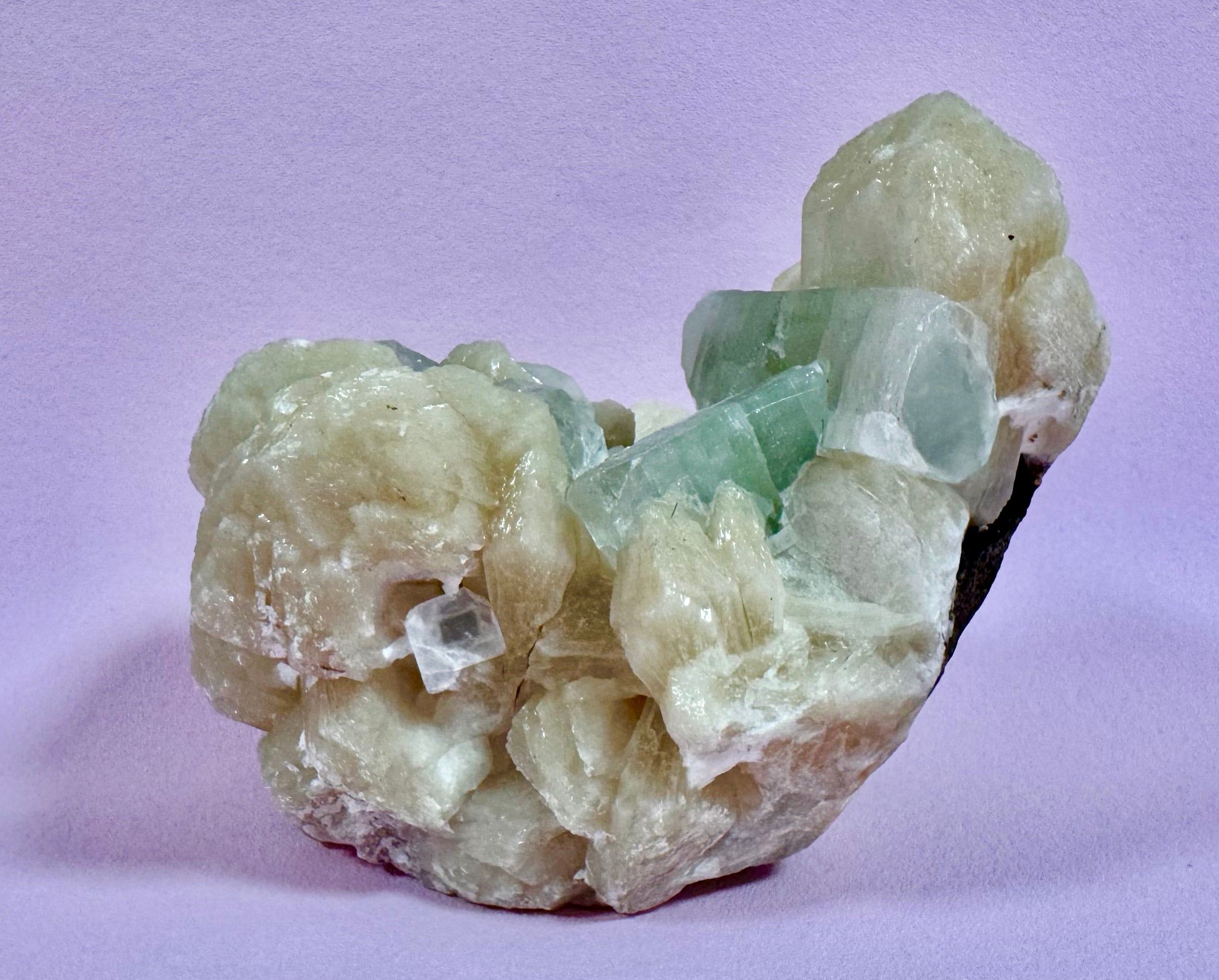 Apophyllit klynge – Zeolit med stilbit nr. 444 - beskytter mod energidrænene påvirkning, udvikler dine intuitive evner og hjælper dig til at træde ud af dit ego og lade energi flyde let𓂀