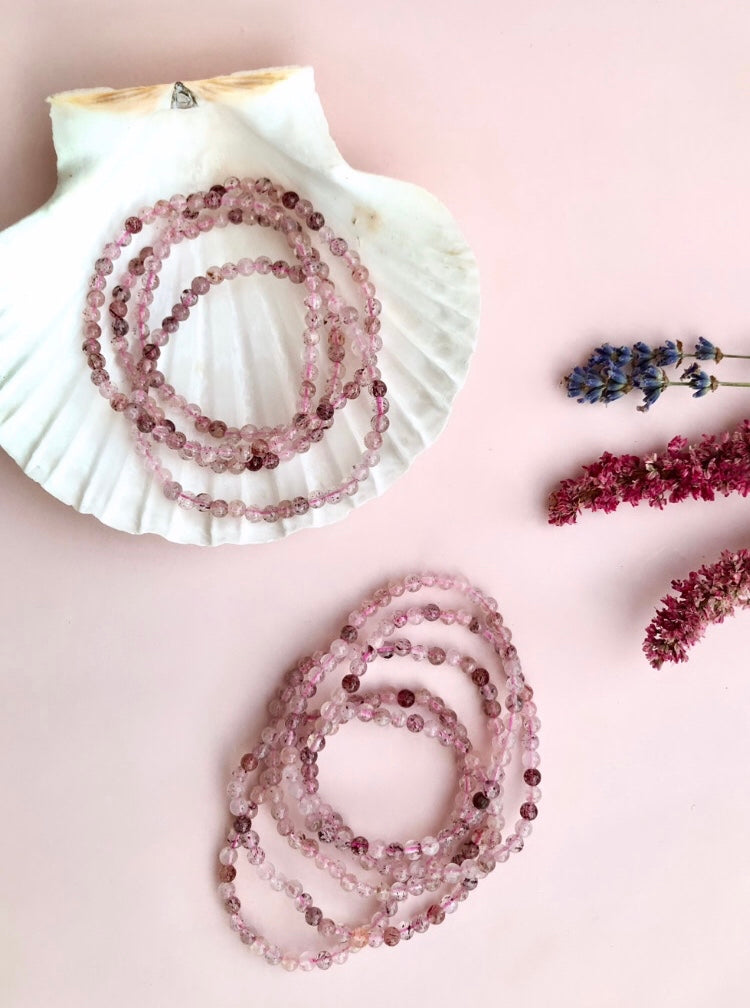 Månesøster Krystaller Jordbær Kvarts Armbånd Feminin power, positivitet, moderskab, kraftfuld kærligheds vibration & lidenskab (4mm)