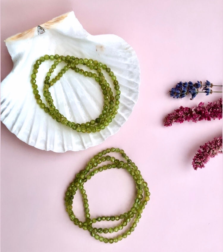 Månesøster Krystaller Facetteret Peridot 𓂀 Armbånd ☾ OVERFLOD, HARMONI & LYKKE ☾ 4mm