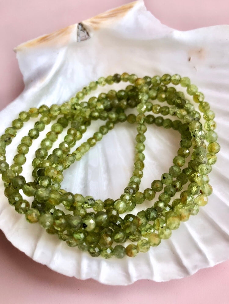 Månesøster Krystaller Facetteret Peridot 𓂀 Armbånd ☾ OVERFLOD, HARMONI & LYKKE ☾ 4mm