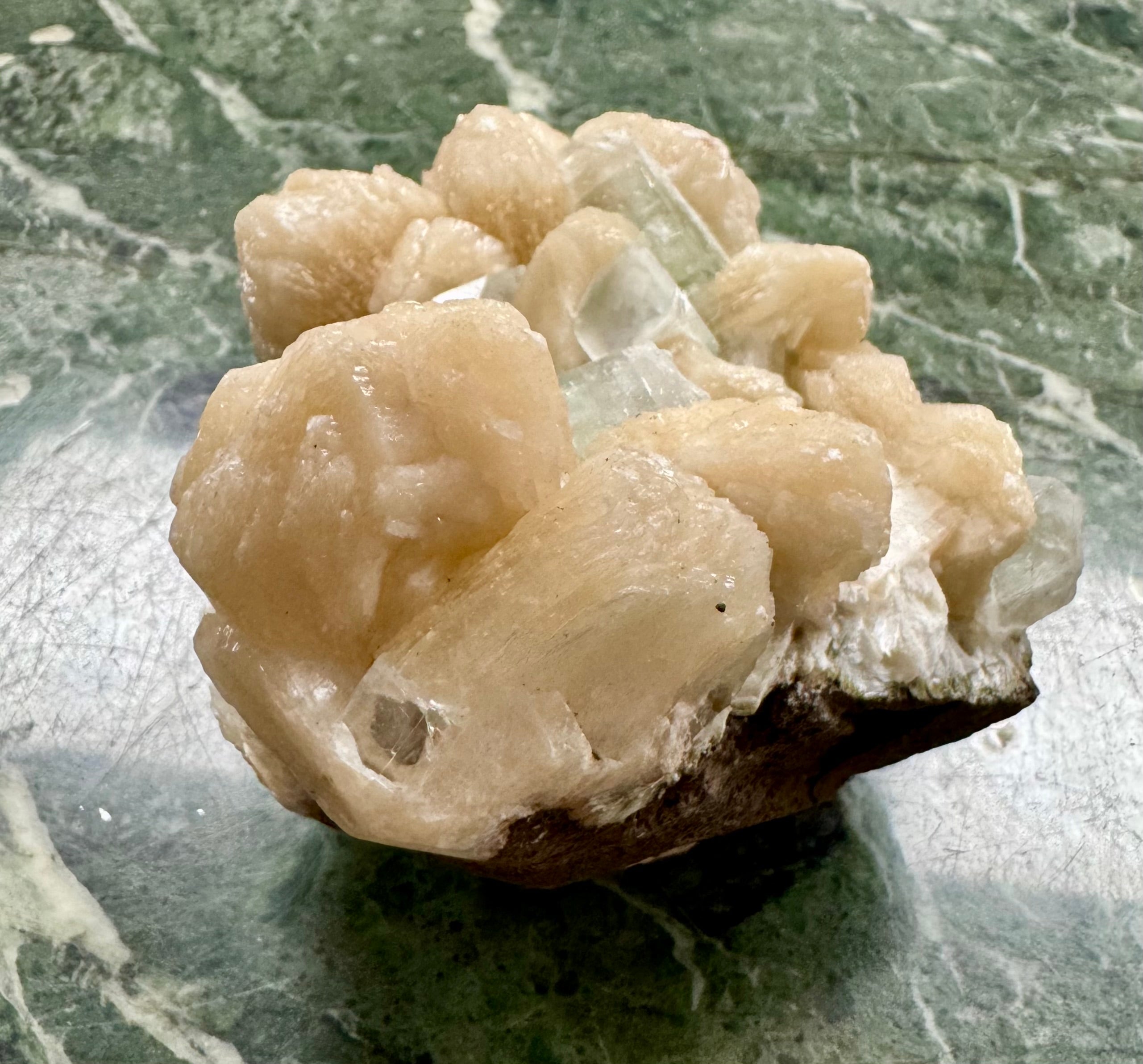 Apophyllit klynge – Zeolit med stilbit nr. 444 - beskytter mod energidrænene påvirkning, udvikler dine intuitive evner og hjælper dig til at træde ud af dit ego og lade energi flyde let𓂀