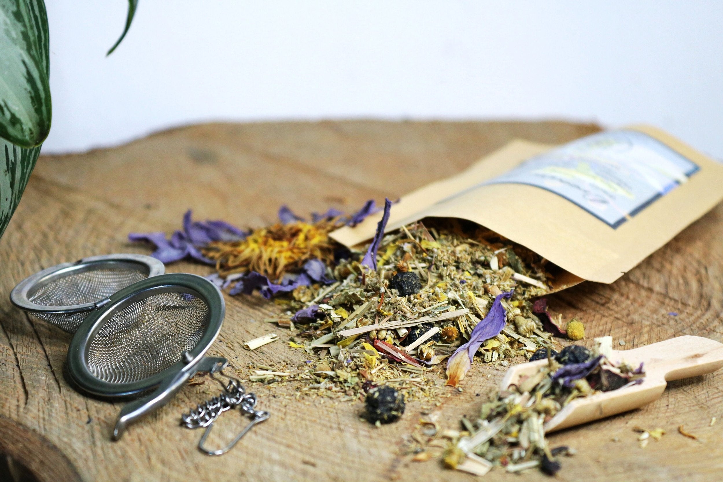 Månesøster Krystaller Horsens - DREAM WELL | LUCID DREAMING TEA ☽ Drømme Urtete Fra Ayamani Naturals ☽ 100 gram / MÅNESØSTER.DK / MAANESOESTER.DK