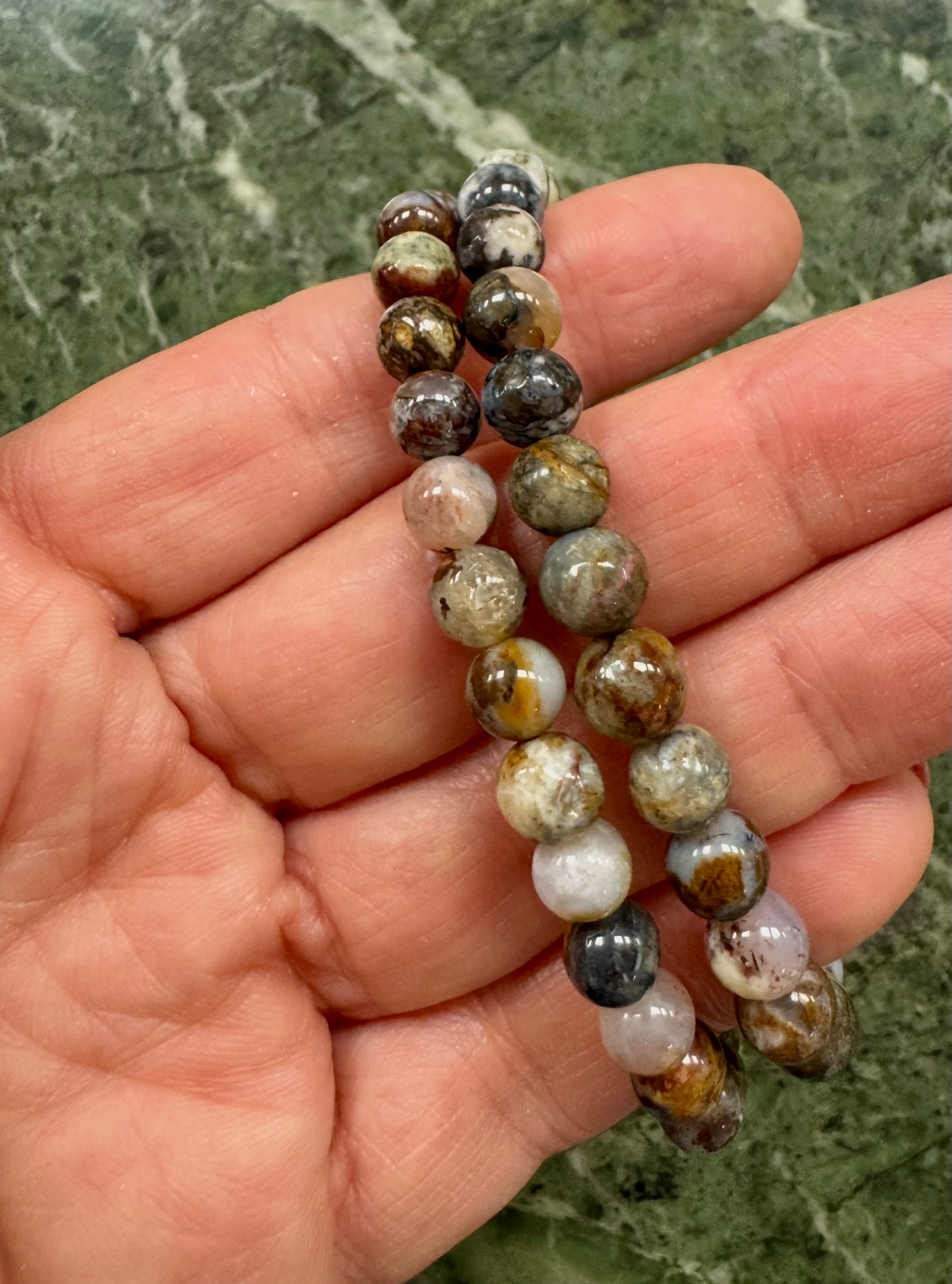 Pietersite armbånd 𓂀 bringer indestængte, undertrykte følelser og spændinger op til overfladen, lader det usagte & uudforskede bryde ud i en følelsesmæssig udstrømning, der renser luften & starter helingsprocessen - ca. 20 cm & 6mm