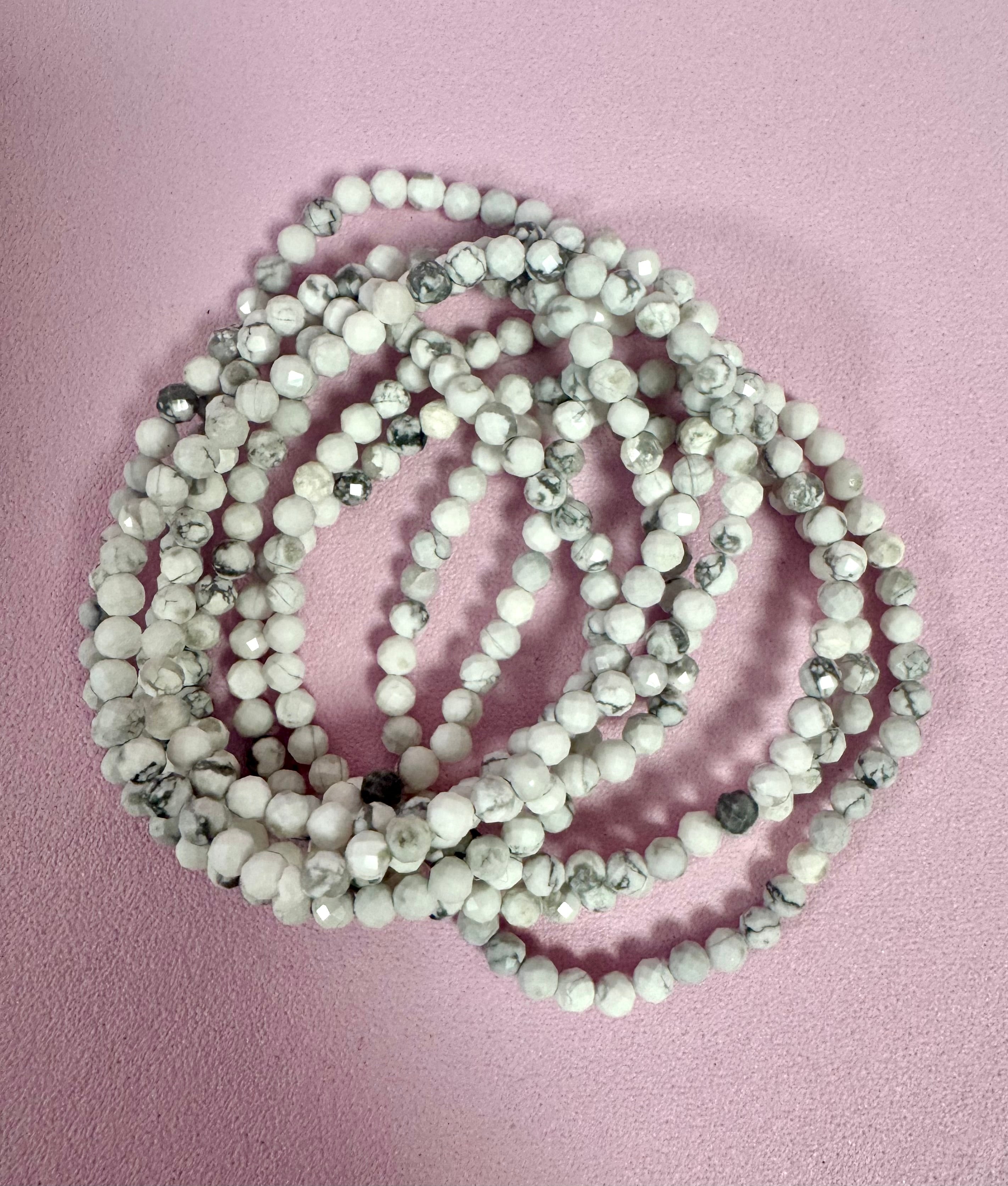 Howlit facetteret Armbånd ☽ Følelsesmæssig Healing, Inspiration, Kreativitet, Tålmodighed, Ro, Bevidsthed, Fred og Oplysning ☽