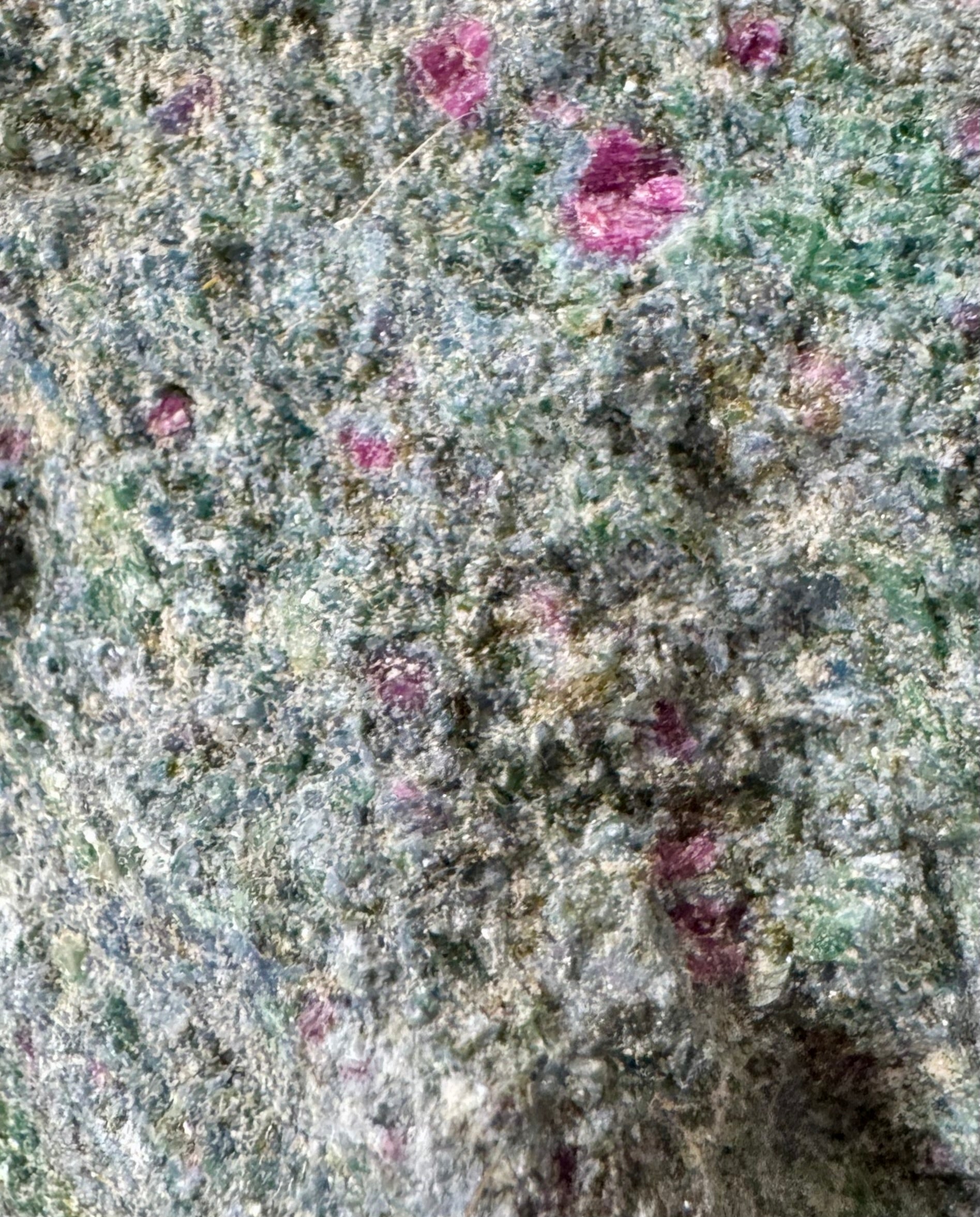 Rå Rubin i Fuchsit - Stor showpiece - blid, healende & hjertefokuseret - bruges til følelsesmæssig healing & selvkærlighed