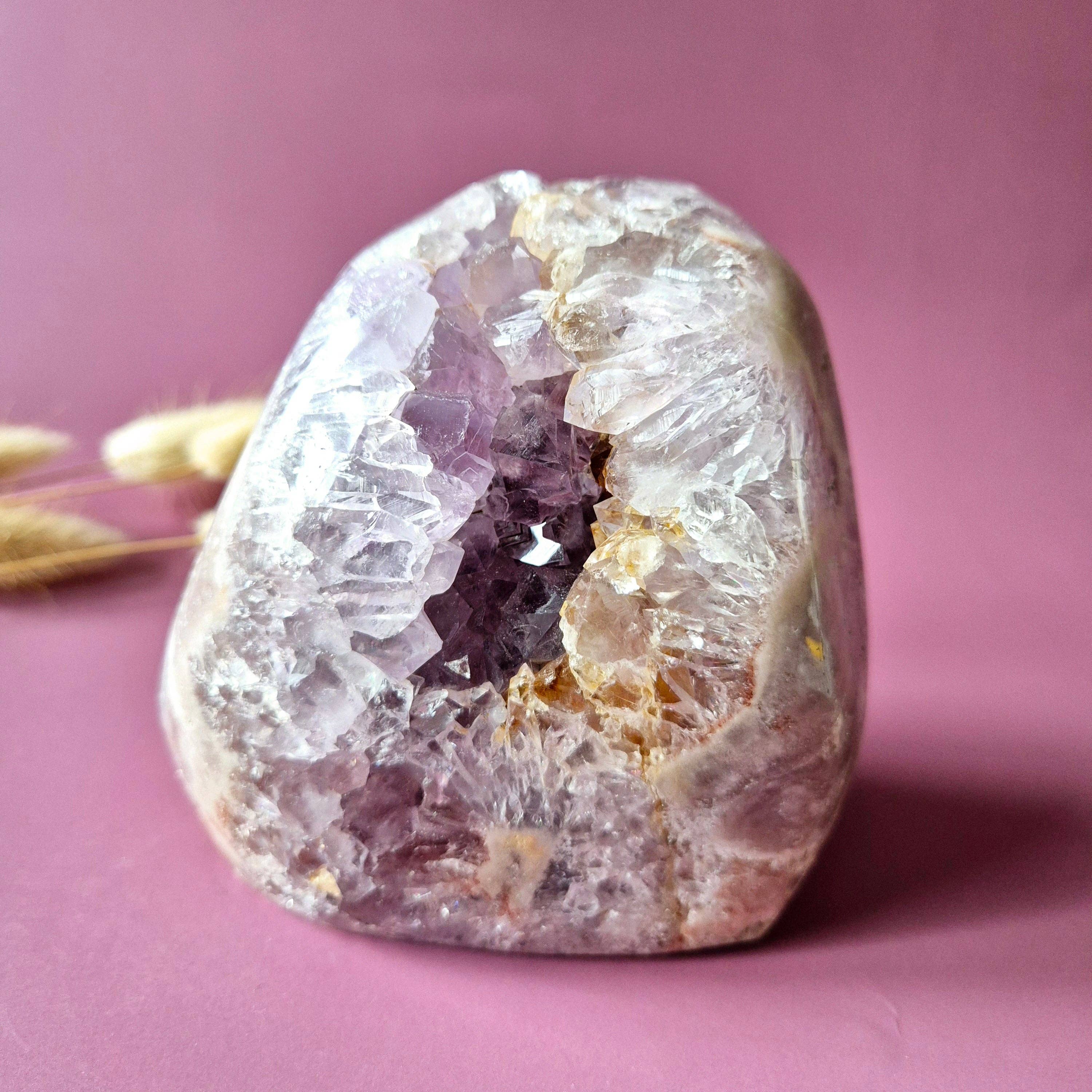 Druzy Pink Ametyst Geode – Fri Form (1025 g.) – Statement Piece / MAANESOESTER.DK / MÅNESØSTER.DK