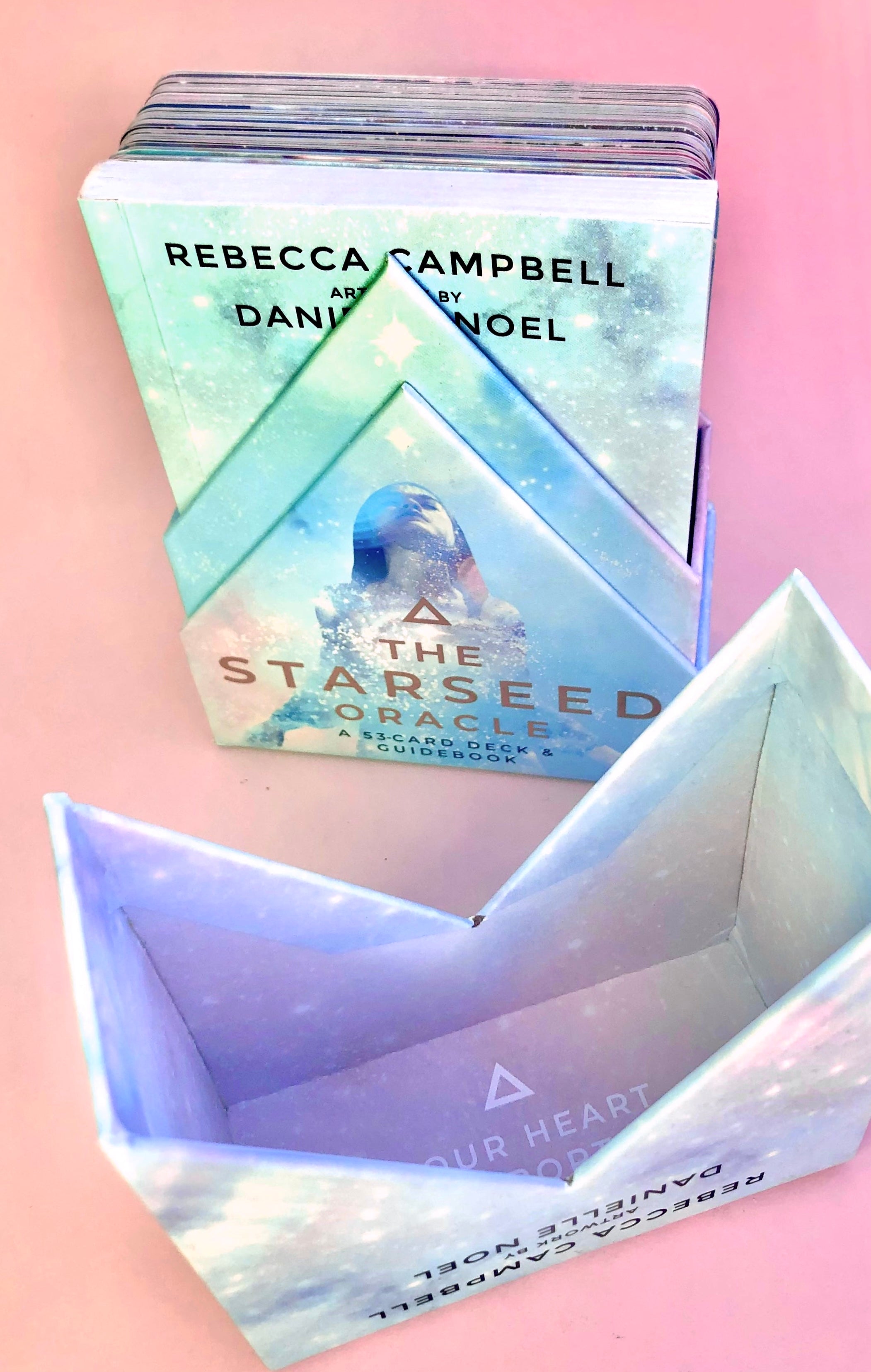 Månesøster Krystaller - Starseed Orakelkort
- Skabt af Rebecca Campbell -  Illustreret af Danielle Noel / MÅNESØSTER.DK / MAANESOESTER.DK
