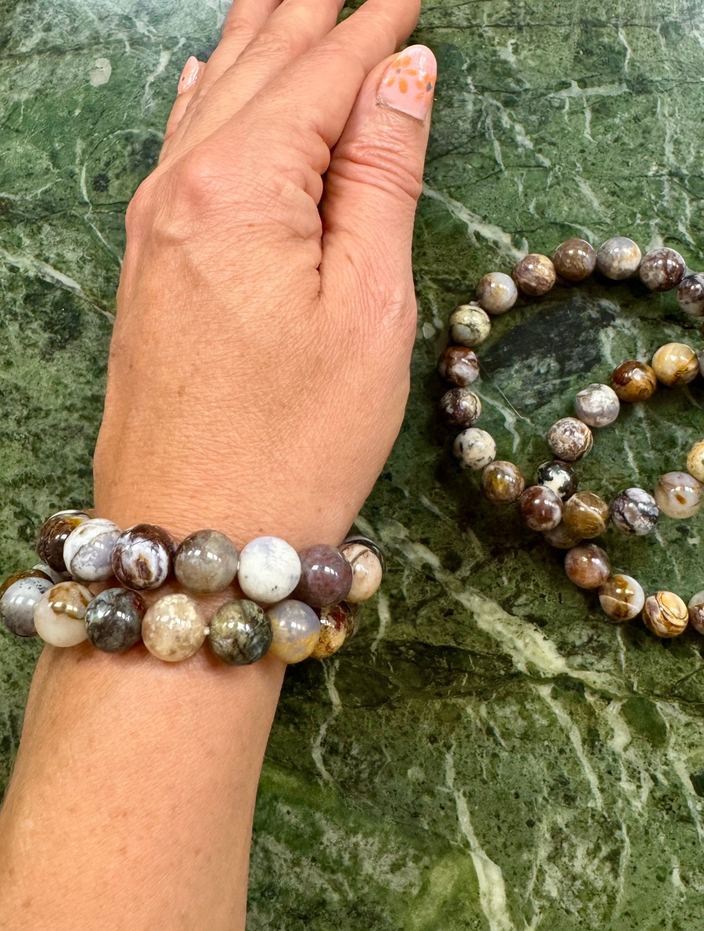 Pietersite Armbånd 𓂀 bringer indestængte, undertrykte følelser og spændinger op til overfladen, lader det usagte & uudforskede bryde ud i en følelsesmæssig udstrømning, der renser luften & starter helingsprocessen (ca. 20 cm. & 11,5 mm.)