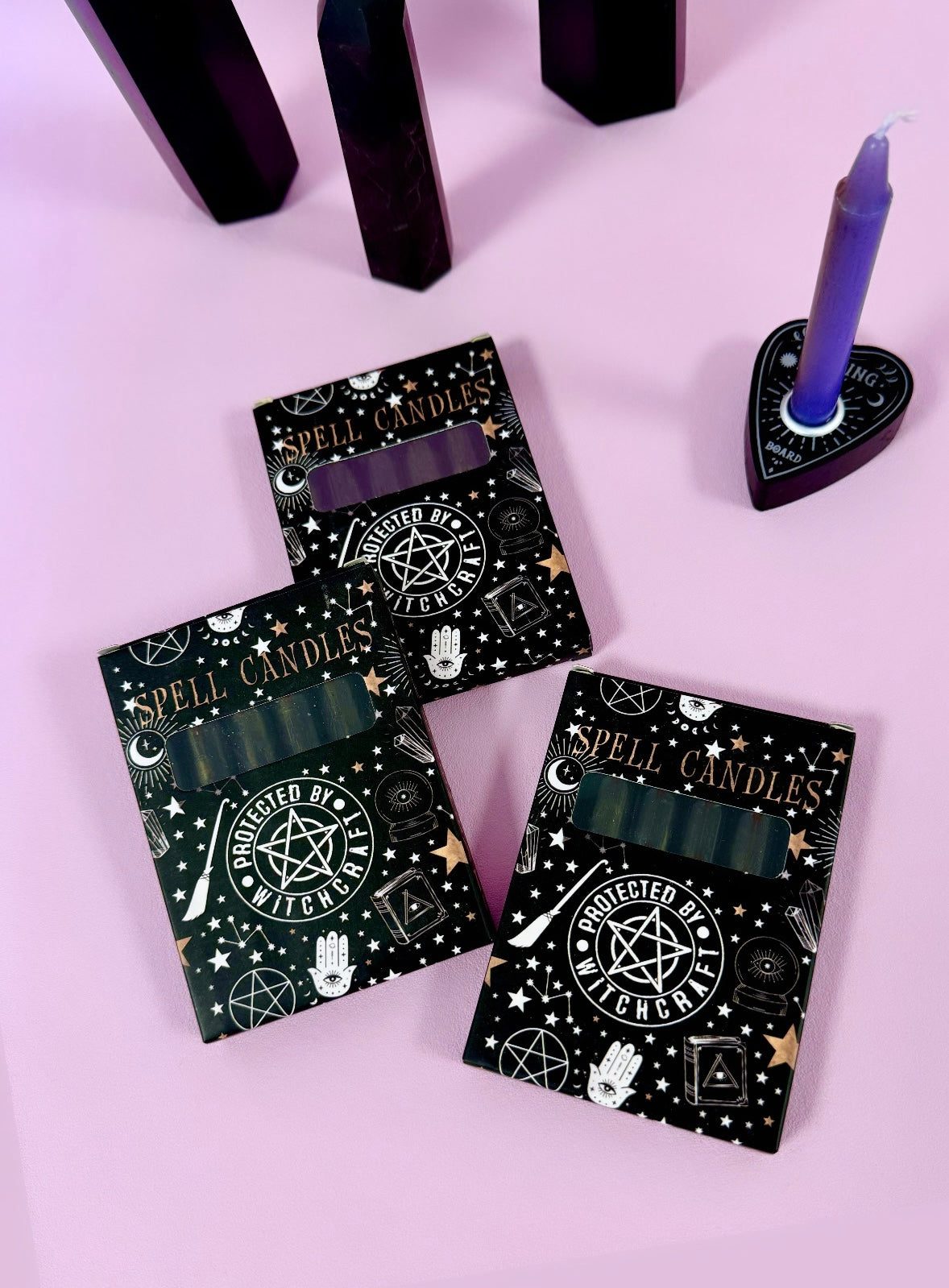 Månesøster KrystallerProtected by Witchcraft ☾ Sorte SPELL CANDLES ☾ 10x7,5x1 cm pakke med 6 lys