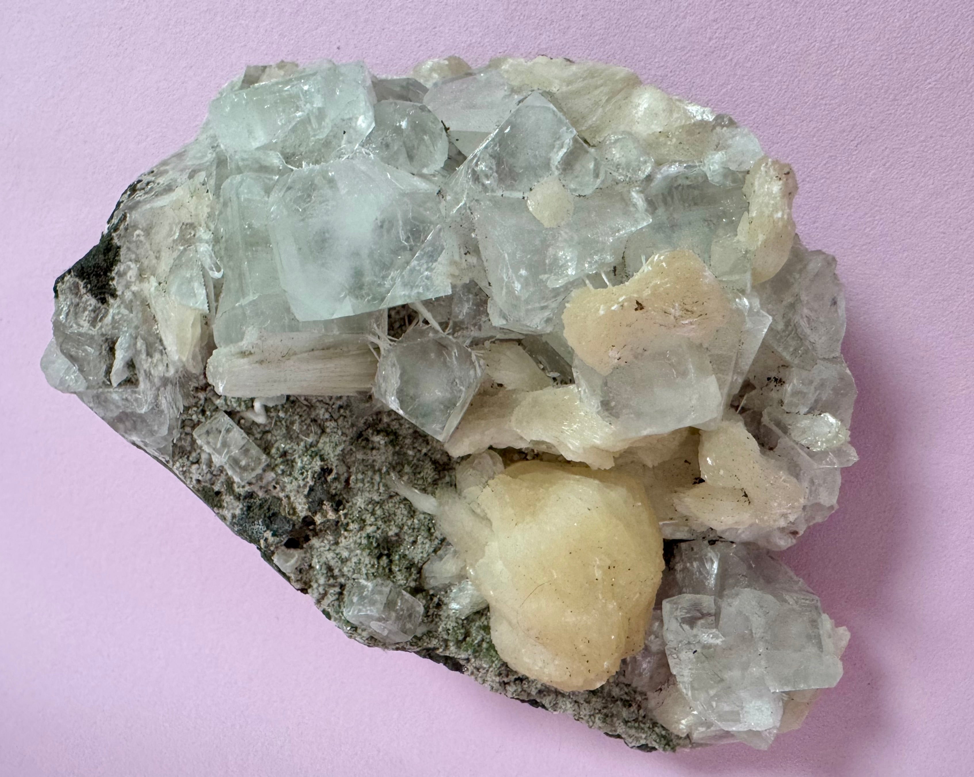 Stor Apophyllit klynge – Zeolit med stilbit nr. 111 - beskytter mod energidrænene påvirkning, udvikler dine intuitive evner og hjælper dig til at træde ud af dit ego og lade energi flyde let𓂀