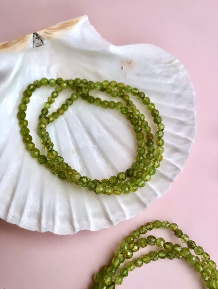 Månesøster Krystaller Facetteret Peridot 𓂀 Armbånd ☾ OVERFLOD, HARMONI & LYKKE ☾ 4mm