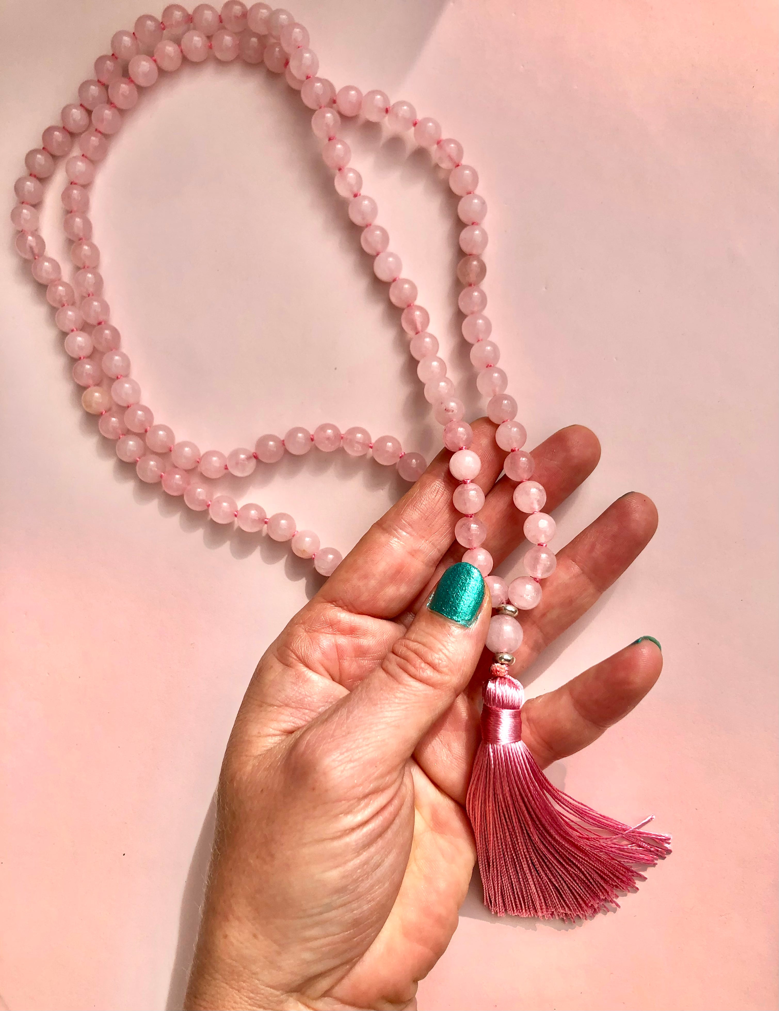 Månesøster Krystaller Rosenkvarts Rosa Kvarts Mala Kæde Mantra - Jeg er omgivet af universel kærlighed, jeg tiltrækker kærlighed og positiv energi, mine feminine & maskuline poler er i harmoni, Jeg er tillidsfuld og tryg, jeg ved at jeg er beskyttet Halskæde