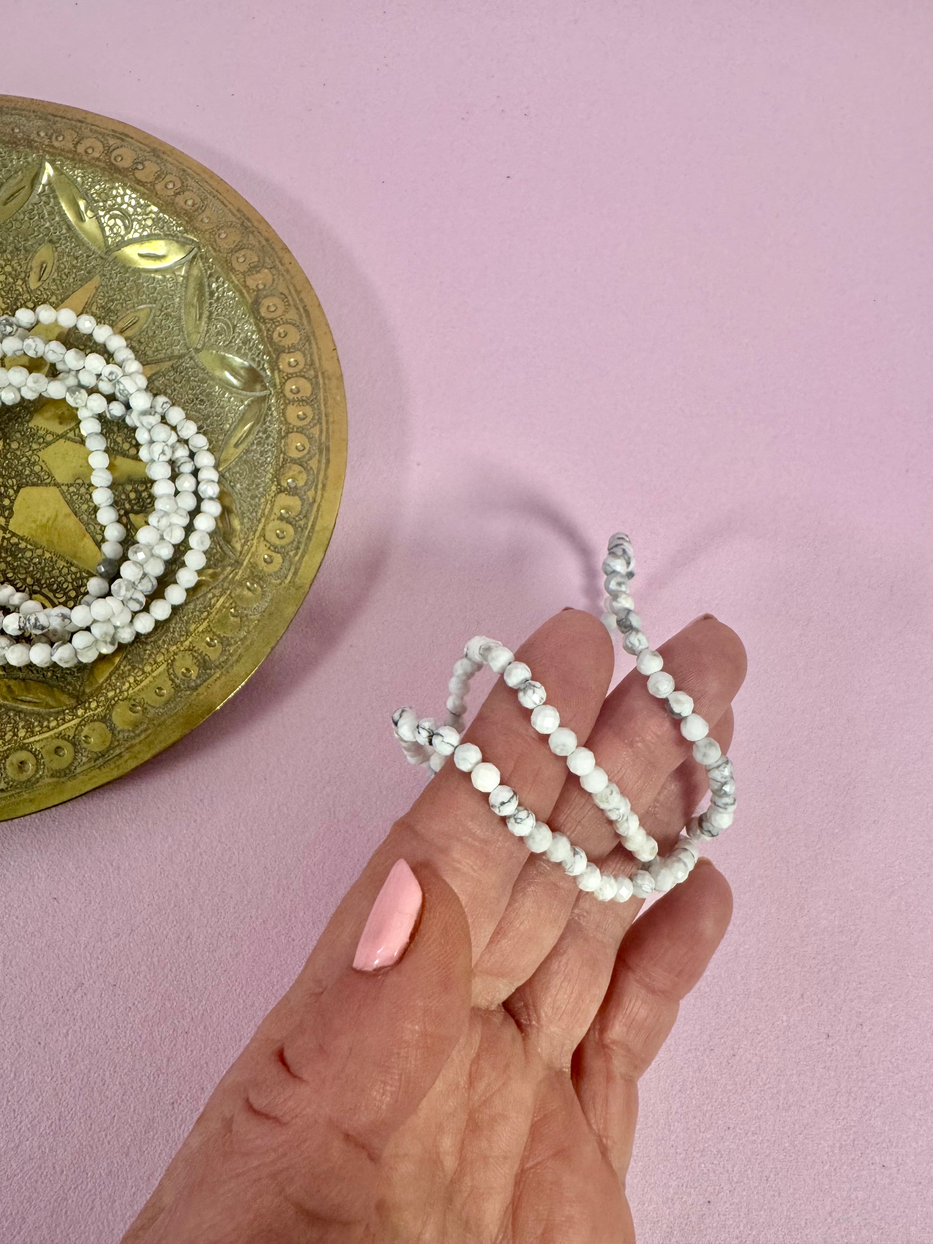 Howlit facetteret Armbånd ☽ Følelsesmæssig Healing, Inspiration, Kreativitet, Tålmodighed, Ro, Bevidsthed, Fred og Oplysning ☽