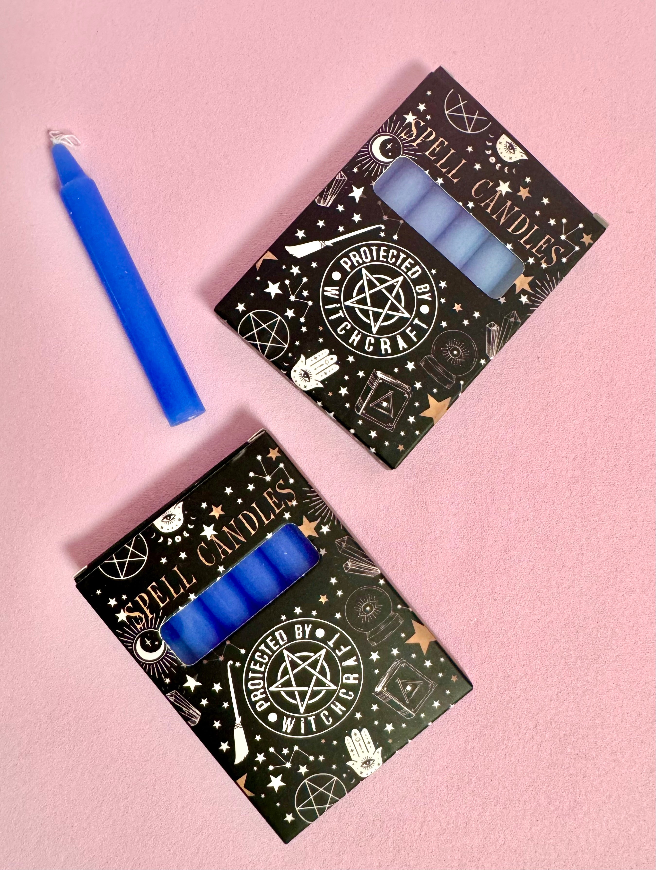 Protected by Witchcraft ☾ SPELL CANDLES ☾ 10x7,5x1 cm. pakke med 6 Blå lys ☾ For Kommunikation