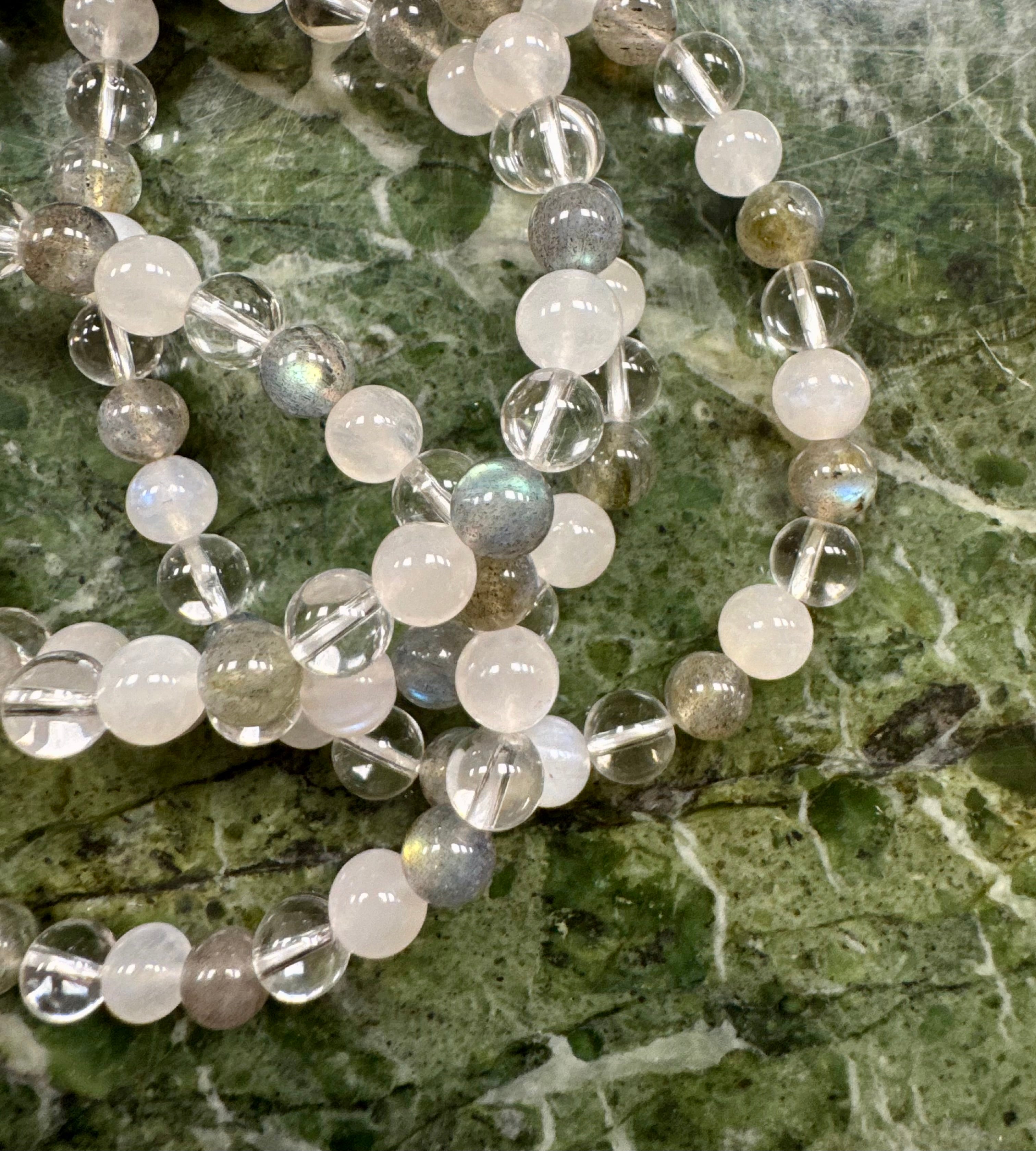 Spirituel Energi - Armbånd - med Månesten, Labradorit & Bjergkrystal ☾ (6mm.) / MAANESOESTER.DK / MÅNESØSTER.DK