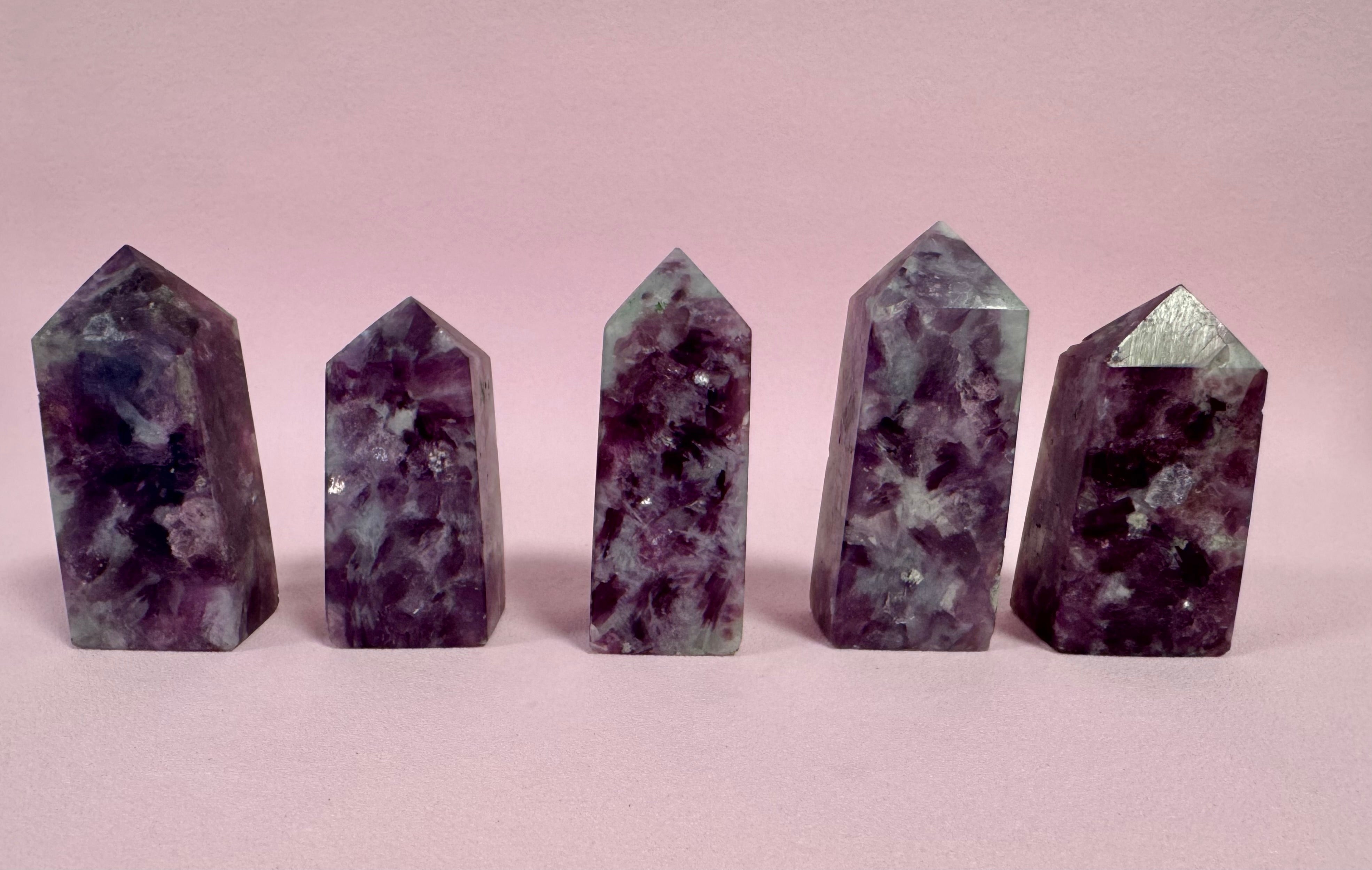 Mica Lepidolit Tårn ☾ Ro, Tryghed, Held, Glæde, Selvkærlighed, Selvaccept, Balance, Selvbevidsthed, Tålmodighed, Ærlighed ☾ Nr.1-5