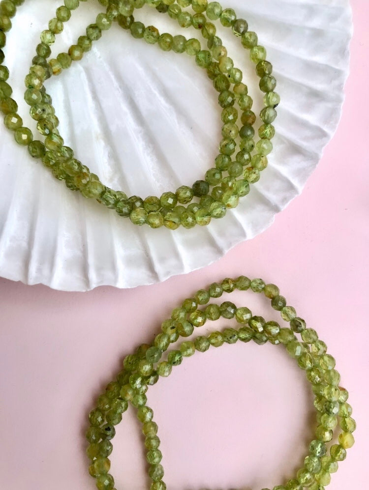 Månesøster Krystaller Facetteret Peridot 𓂀 Armbånd ☾ OVERFLOD, HARMONI & LYKKE ☾ 4mm