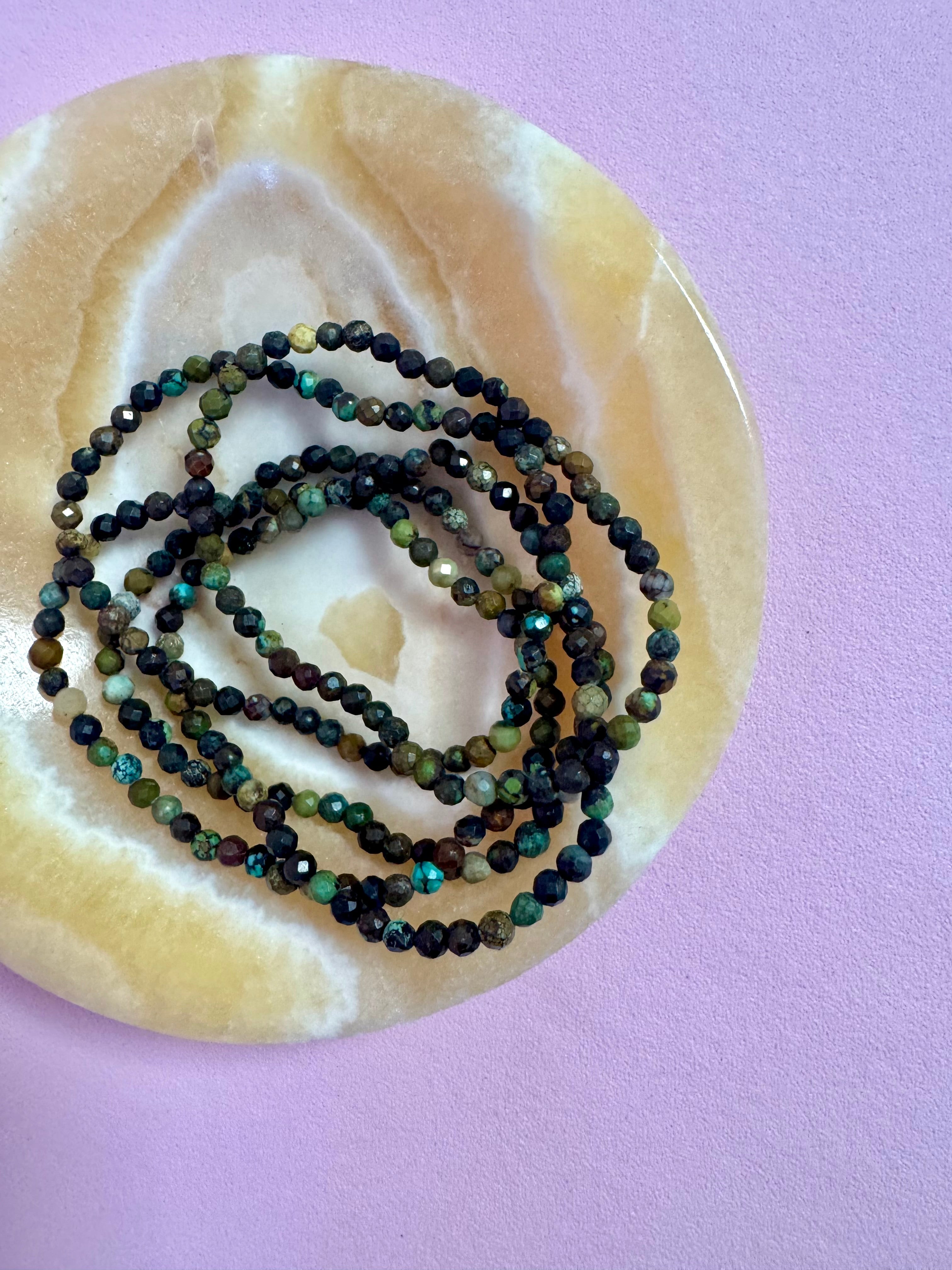 Facetteret Chrysocolla Armbånd 𓂀 Selvbevidsthed & indre balance 𓂀 Healer hjertesorg & øger evnen til at elske 𓂀 (4 mm.) Månesøster / MÅNESØSTER.DK / MAANESOESTER.DK