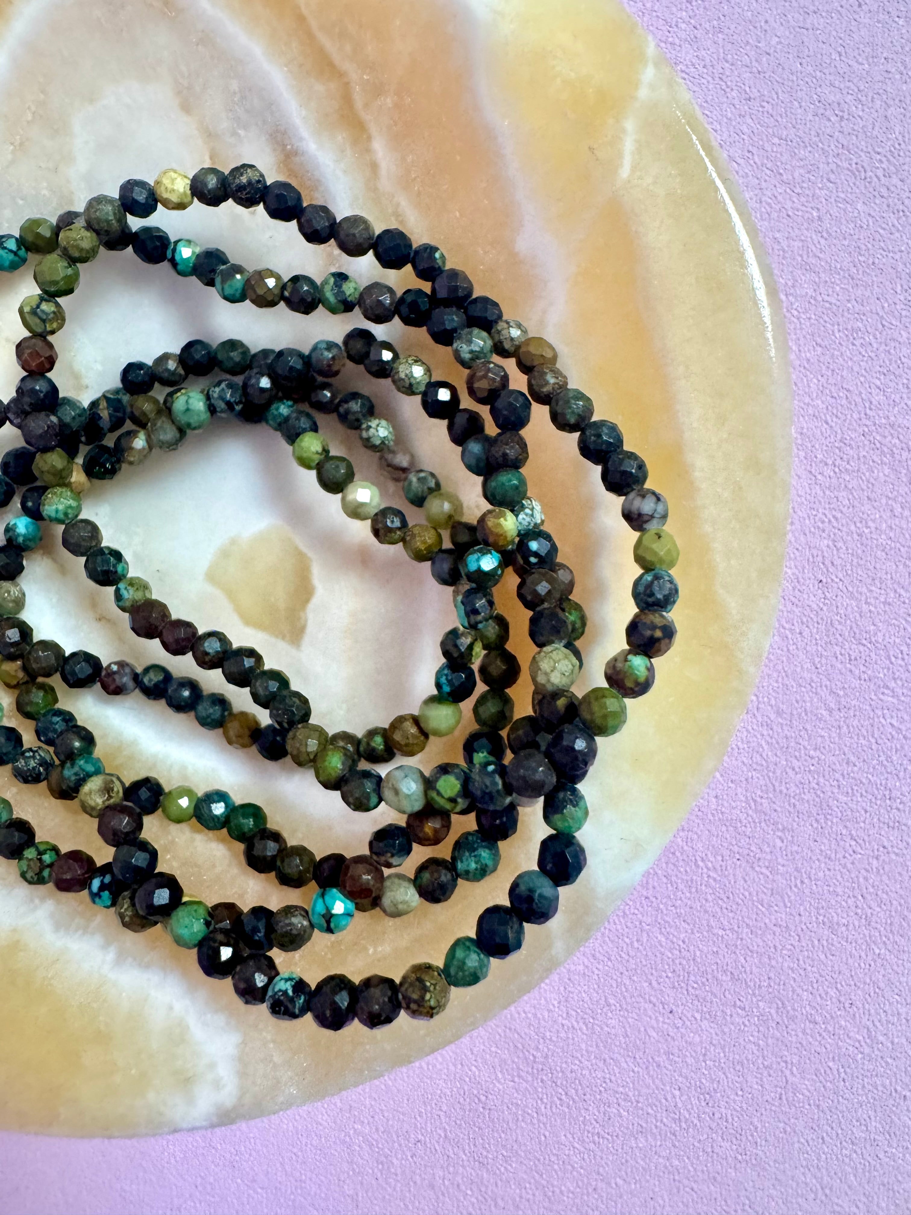 Facetteret Chrysocolla Armbånd 𓂀 Selvbevidsthed & indre balance 𓂀 Healer hjertesorg & øger evnen til at elske 𓂀 (4 mm.) / MÅNESØSTER.DK / MAANESOESTER.DK