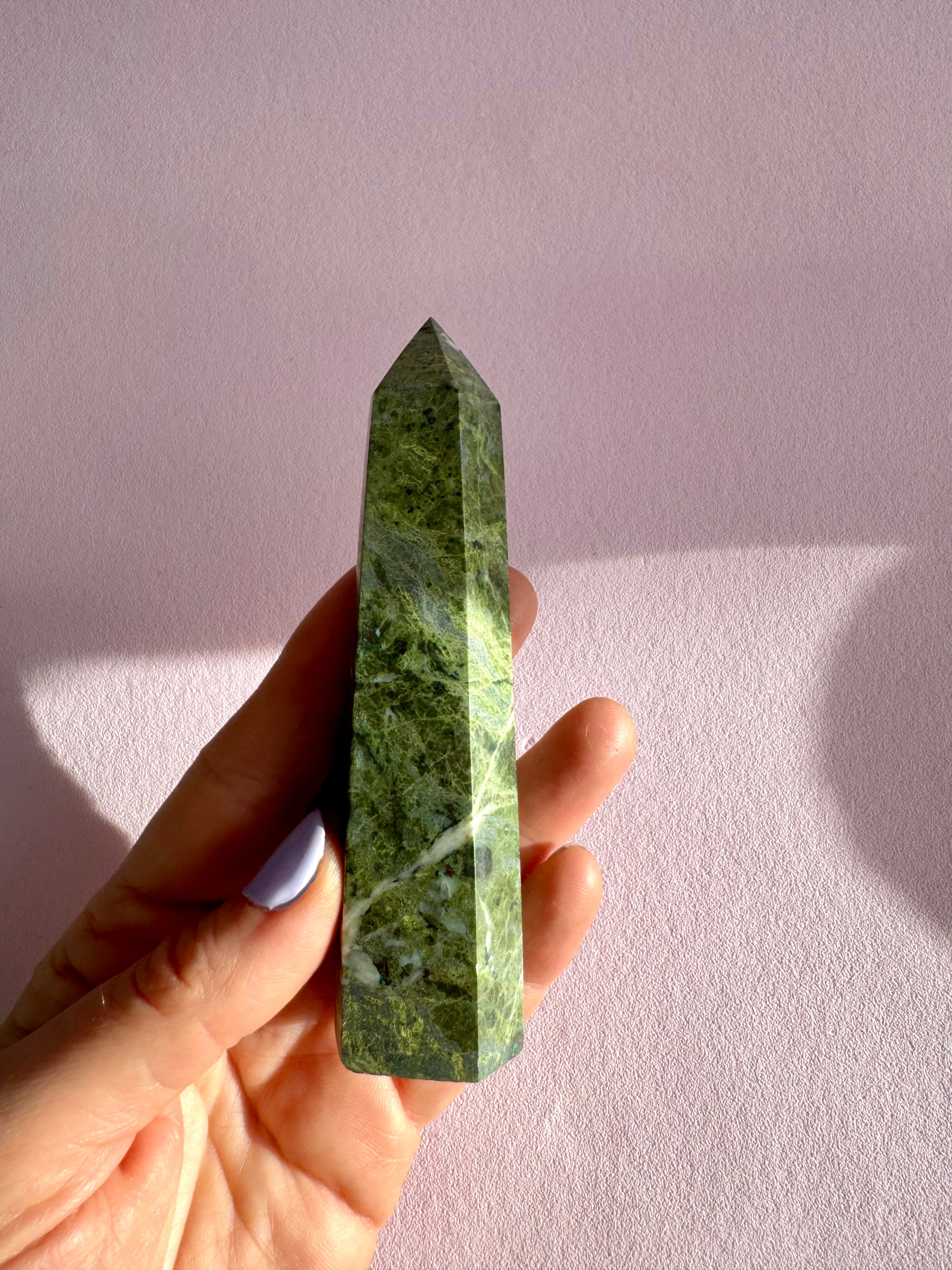 Chrysocolla Tårn 𓂀 Selvbevidsthed & indre balance 𓂀 Healer hjertesorg & øger evnen til at elske 𓂀 Nr.8