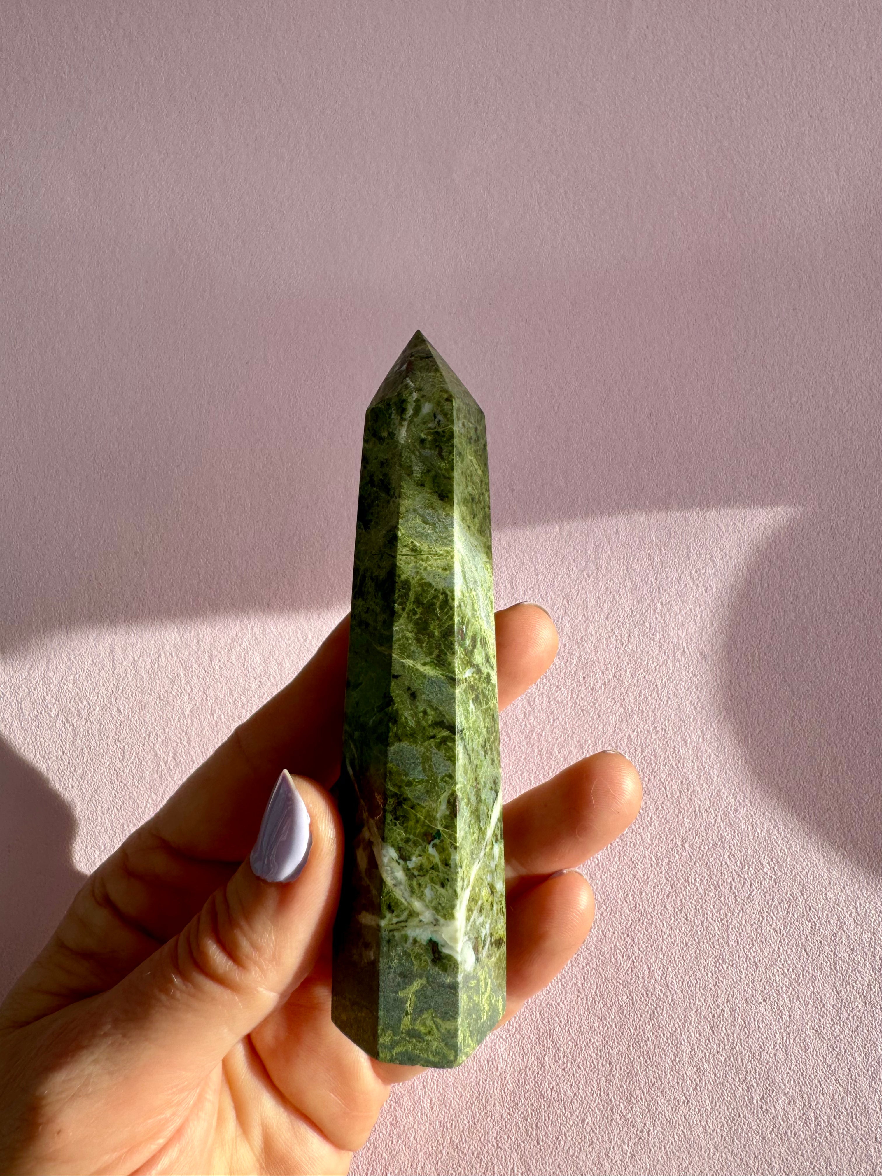 Chrysocolla Tårn 𓂀 Selvbevidsthed & indre balance 𓂀 Healer hjertesorg & øger evnen til at elske 𓂀 Nr.8
