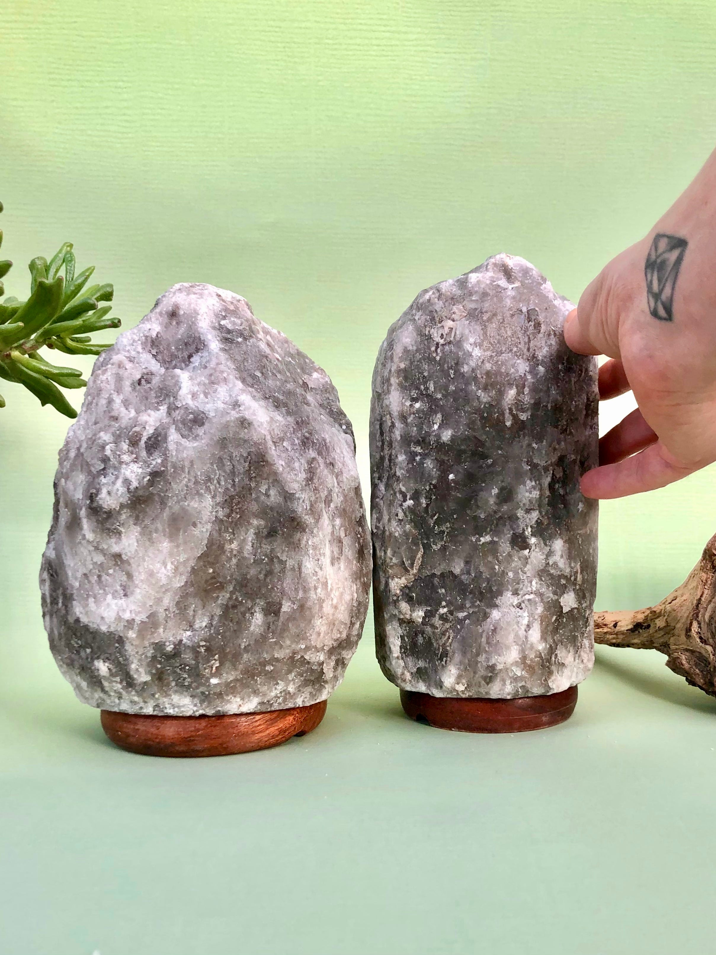 Himalaya Salt Lamper Saltlampe Grå Hvid Rød Månesøster Krystaller Månesøsteren Månesøstrene - maanesoester.dk