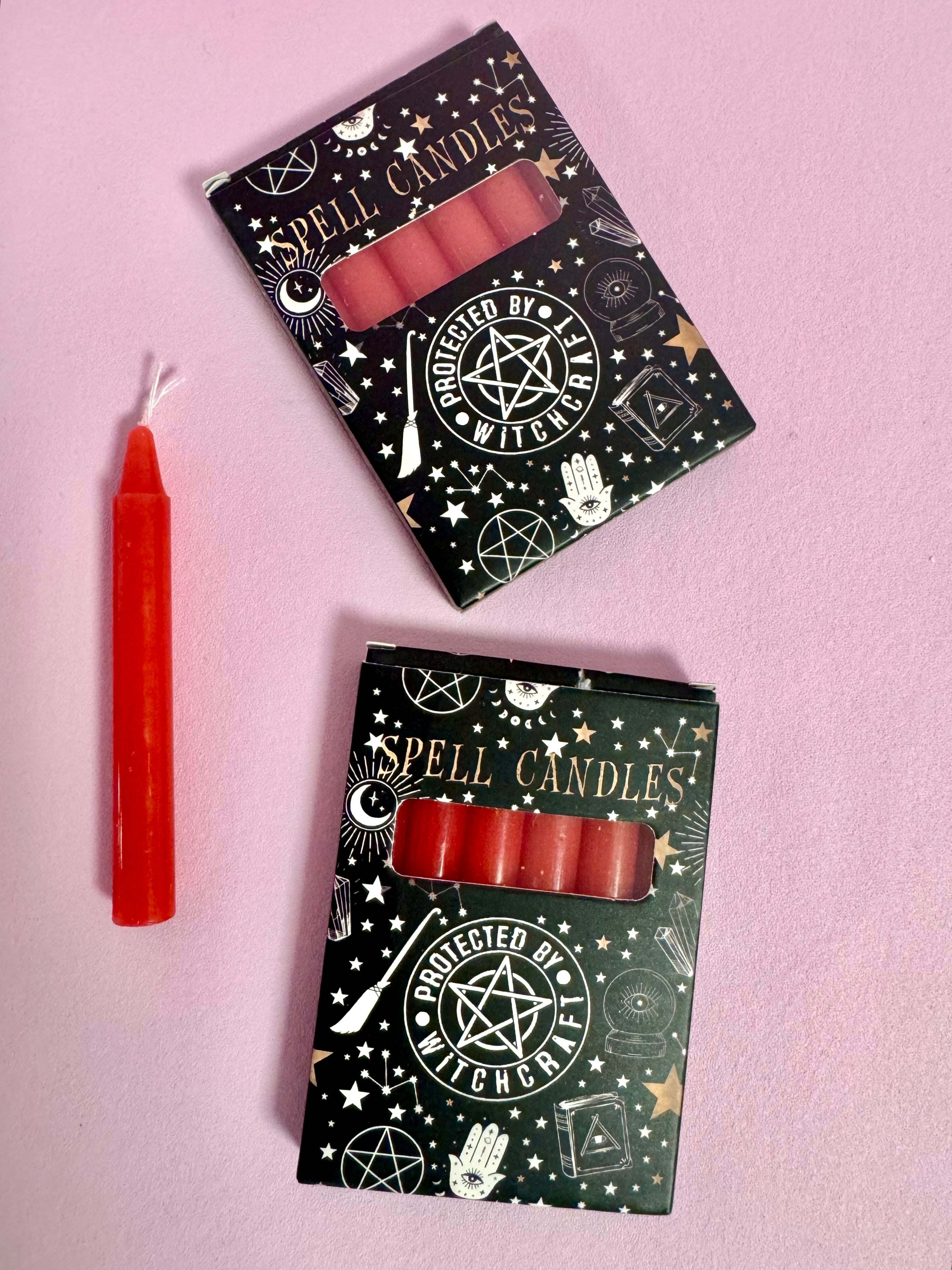 Månesøster Krystaller - Horsens - Protected by Witchcraft ☾ SPELL CANDLES ☾ 10x7,5x1 cm. pakke med 6 Røde lys ☾ For Lidenskab