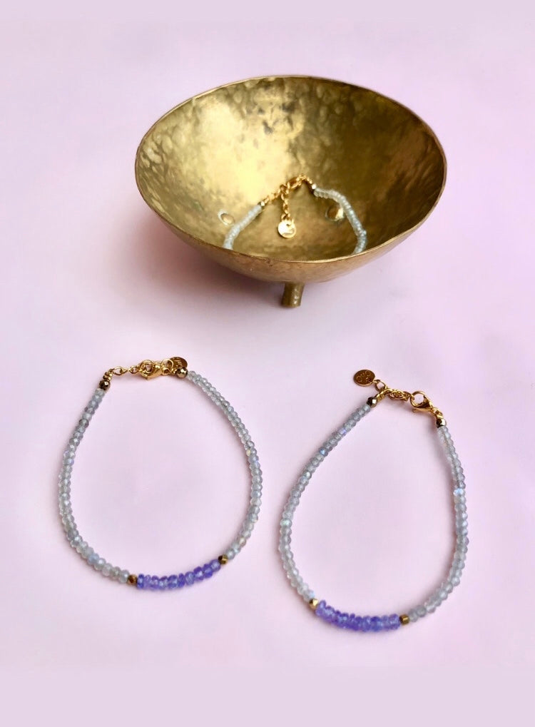 Månesøster Krystaller - ☾ Tanzanit + Labradorit + Pyrit Armbånd ☾ transformation, Frugtbarhed, overflod & beskyttelse ☾ MÅNESØSTER / MAANESOESTER.DK