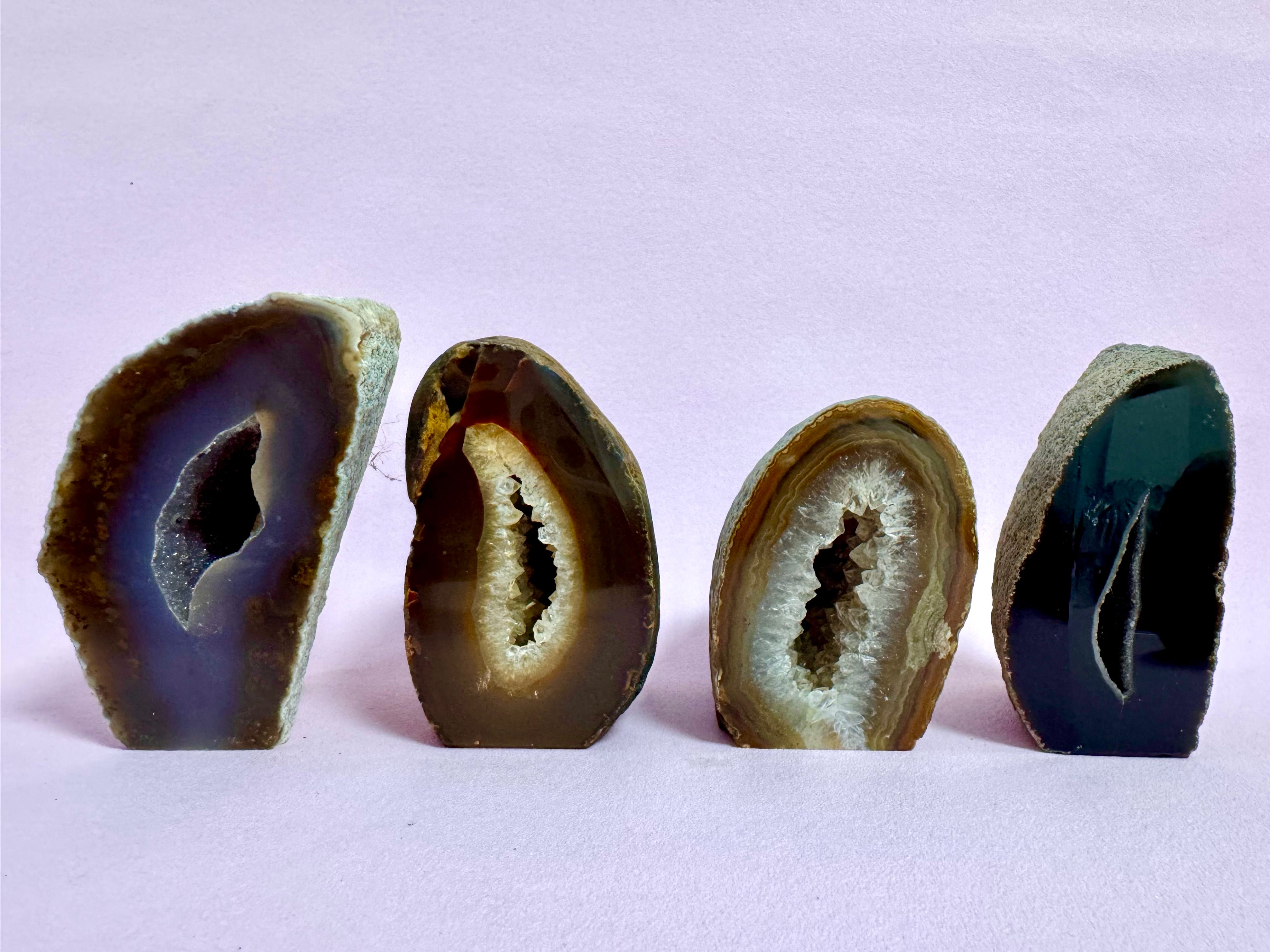 Månesøster Krystaller Horsens - Agat Geode ☽ Selvrespekt, Jordforbindelse, Selvstændighed / MÅNESØSTER.DK / MAANESOESTER.DK