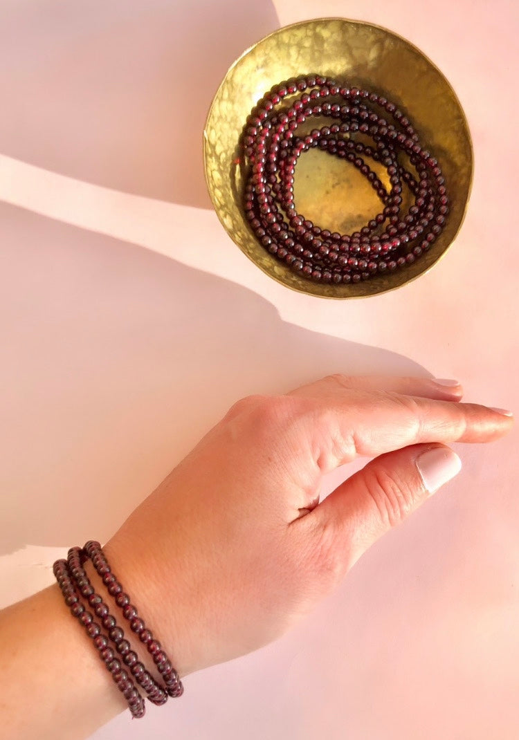 Månsøster Krystaller Horsens - Vitus Berings Plads - Granat Armbånd ☾ ♡ Kærlighed, Seksualitet & Kundalini ♡ (4 mm.) MÅNESØSTER.DK / MAANESOESTER.DK