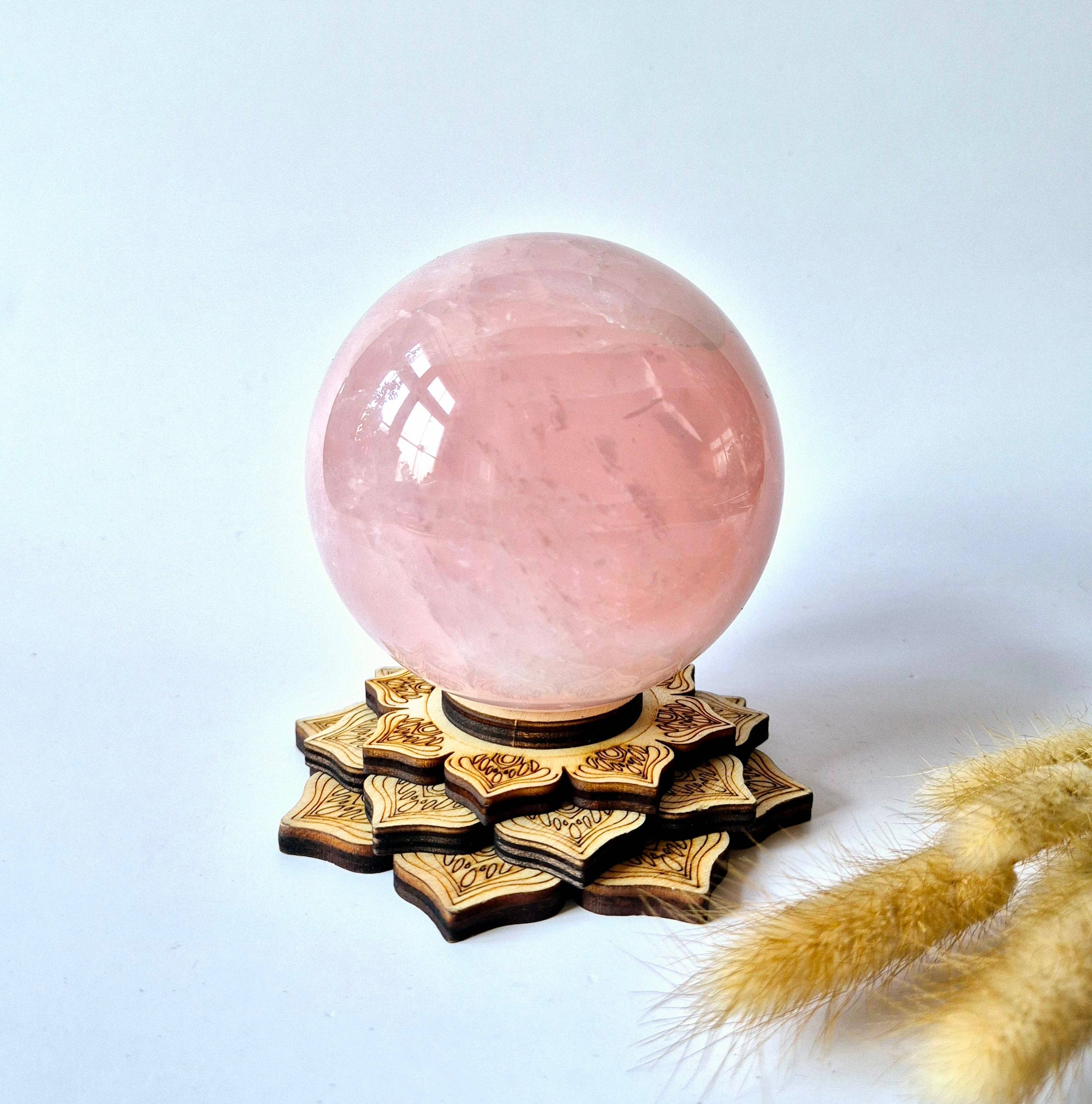 Krystal Kugle – Rosenkvarts (85 mm, 835 g)
Rosenkvarts krystalkugle på 85 mm med en vægt på 835 gram.