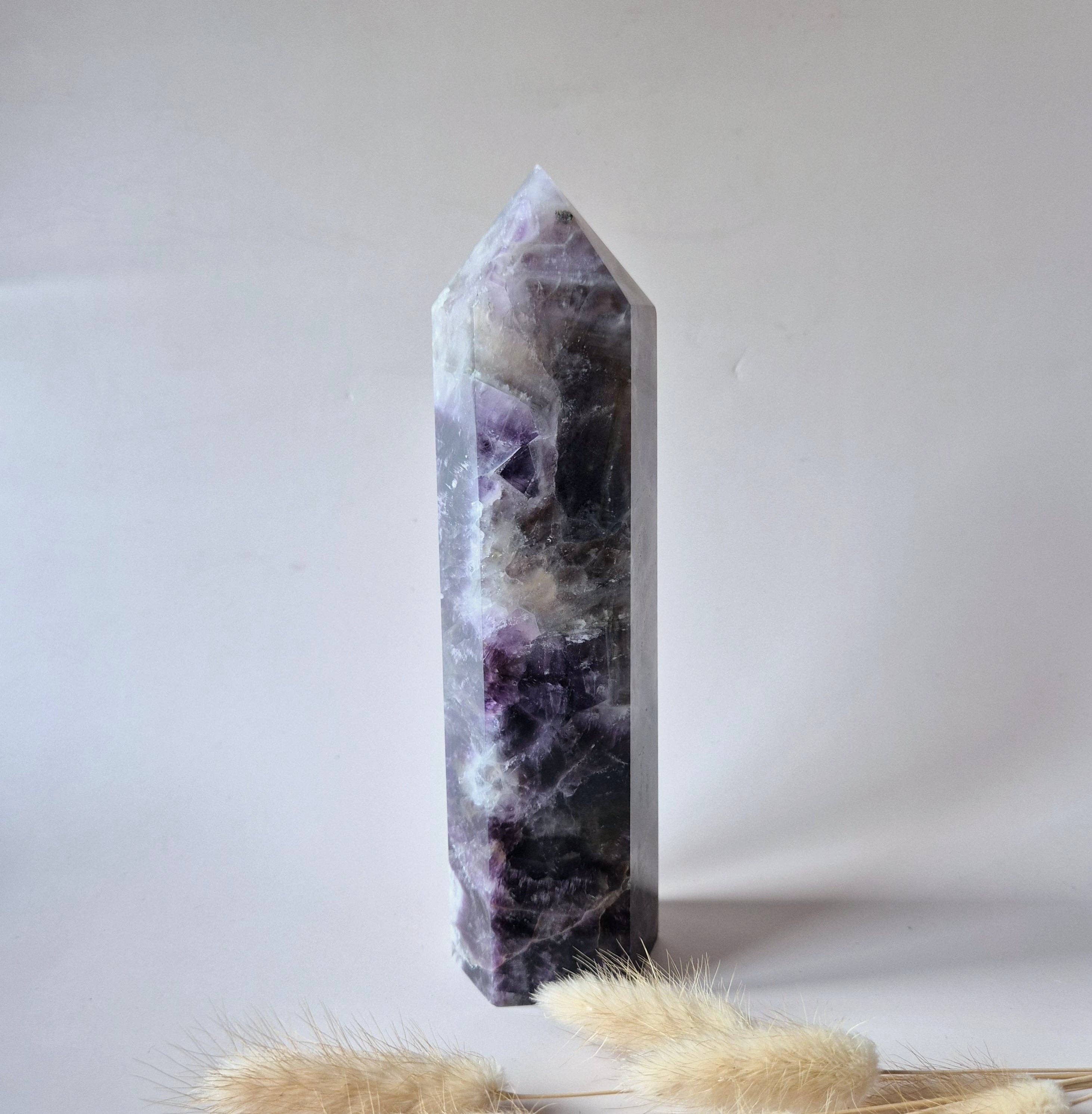 XXL Dream Ametyst Tårn - Kraft og spirituel ro i ét imponerende tårn af Dream Ametyst, vægt: 928 gram, mål: 20 cm høj