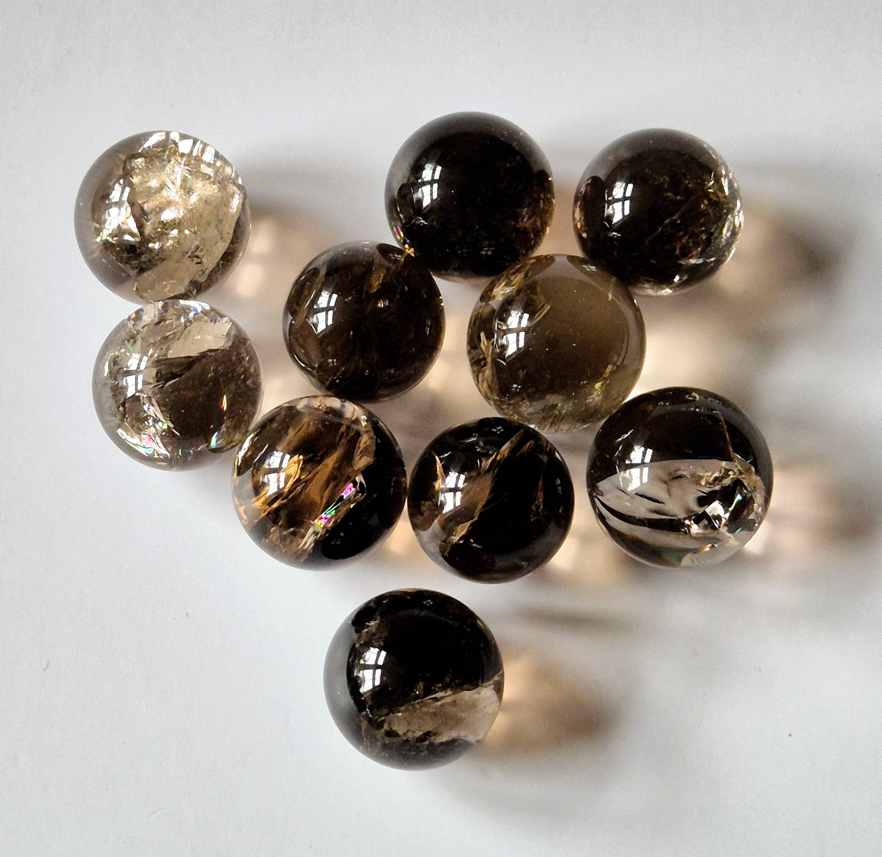 Regnbue Røgkvarts Krystalkugle – A+ Kvalitet (1,5–2 cm.)