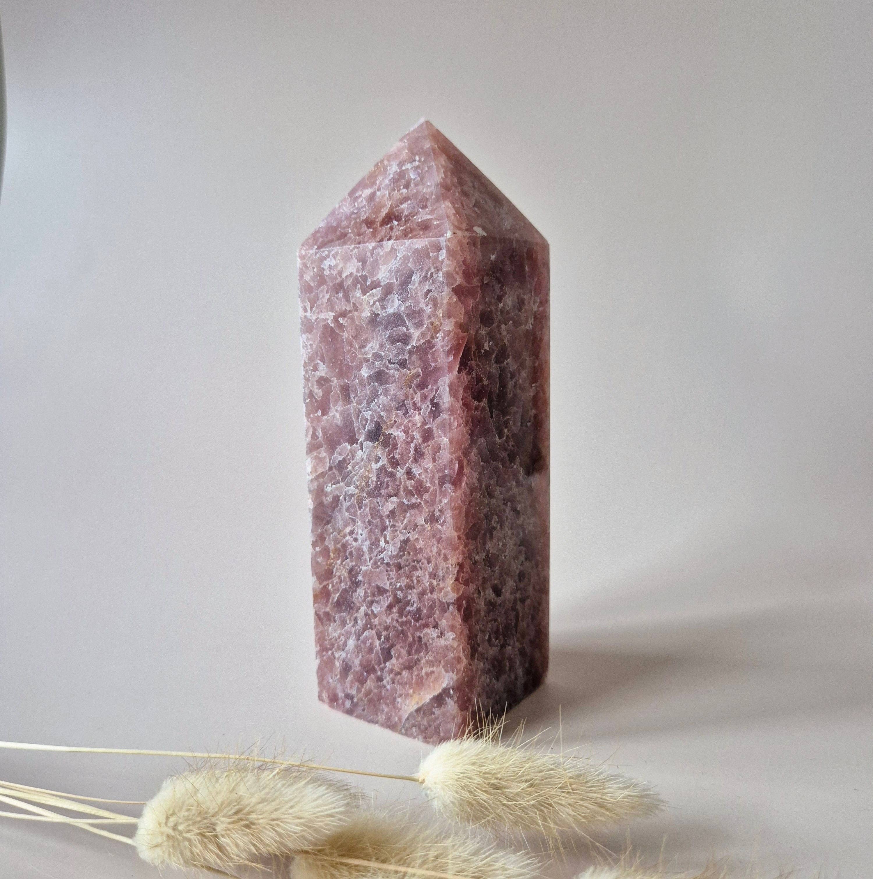 Krystal Obelisk – Jordbærkvarts XXL Tårn (1070 gram)