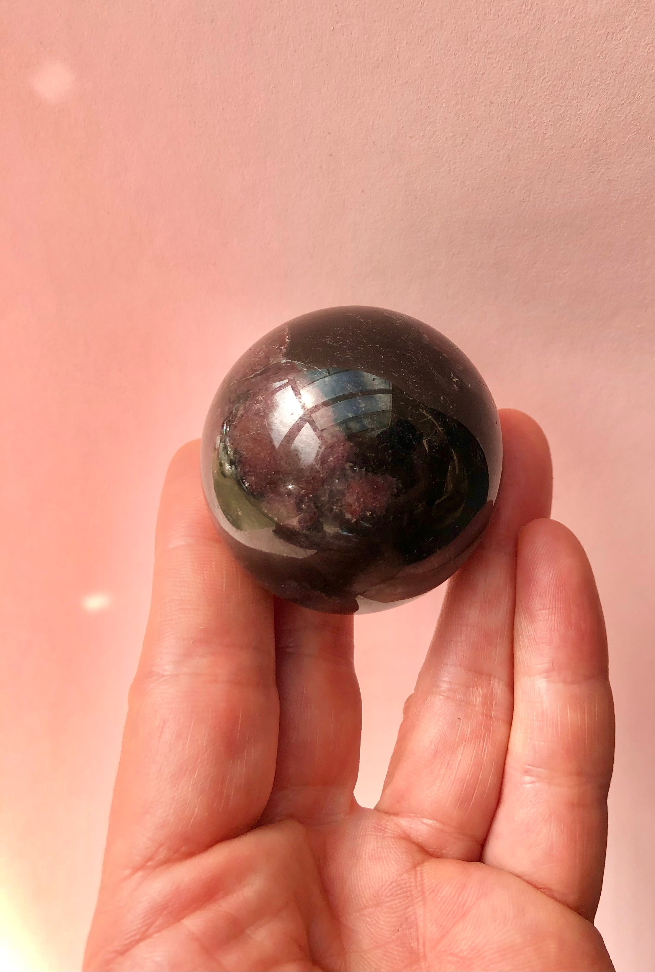 Granat i Astrophyllit Kugle ☾ “kærlighed, seksualitet & Kundalini
 ☾ 5 cm