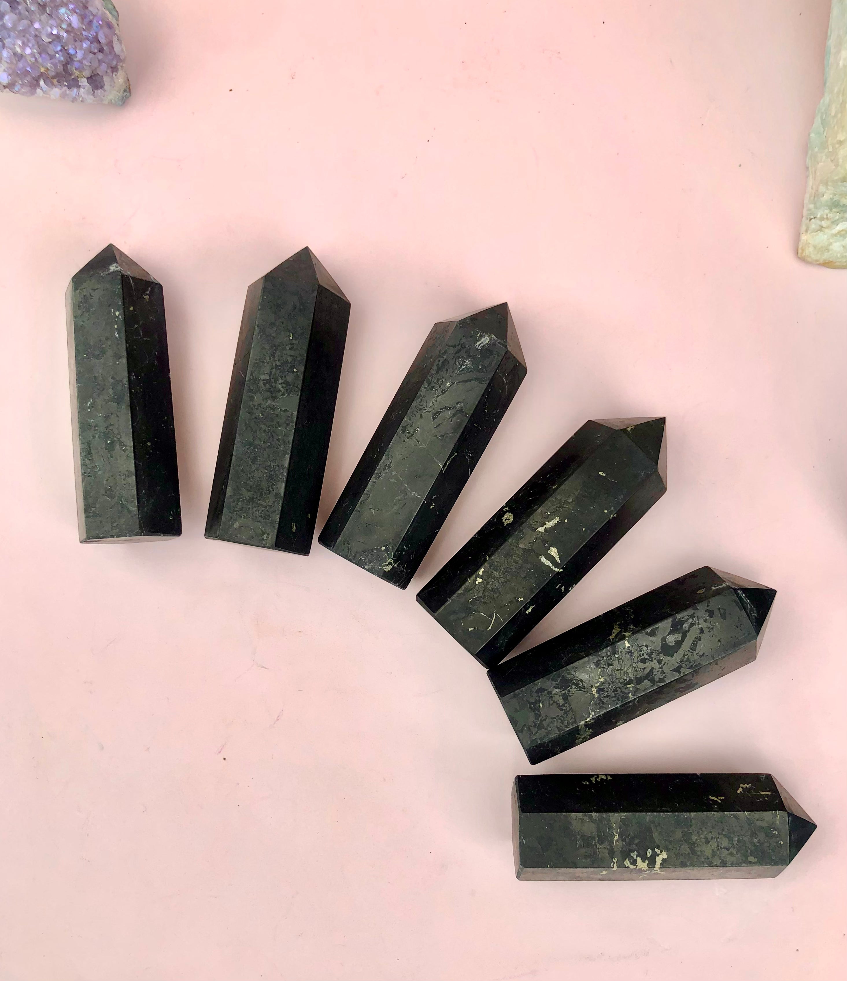 Månesøster Krystaller Stort Shungit Tårn ☽ EN MAGISK, HEALENDE VIDUNDERSTEN ☾ 8-11 cm høje ☾ 88 - 100 gram