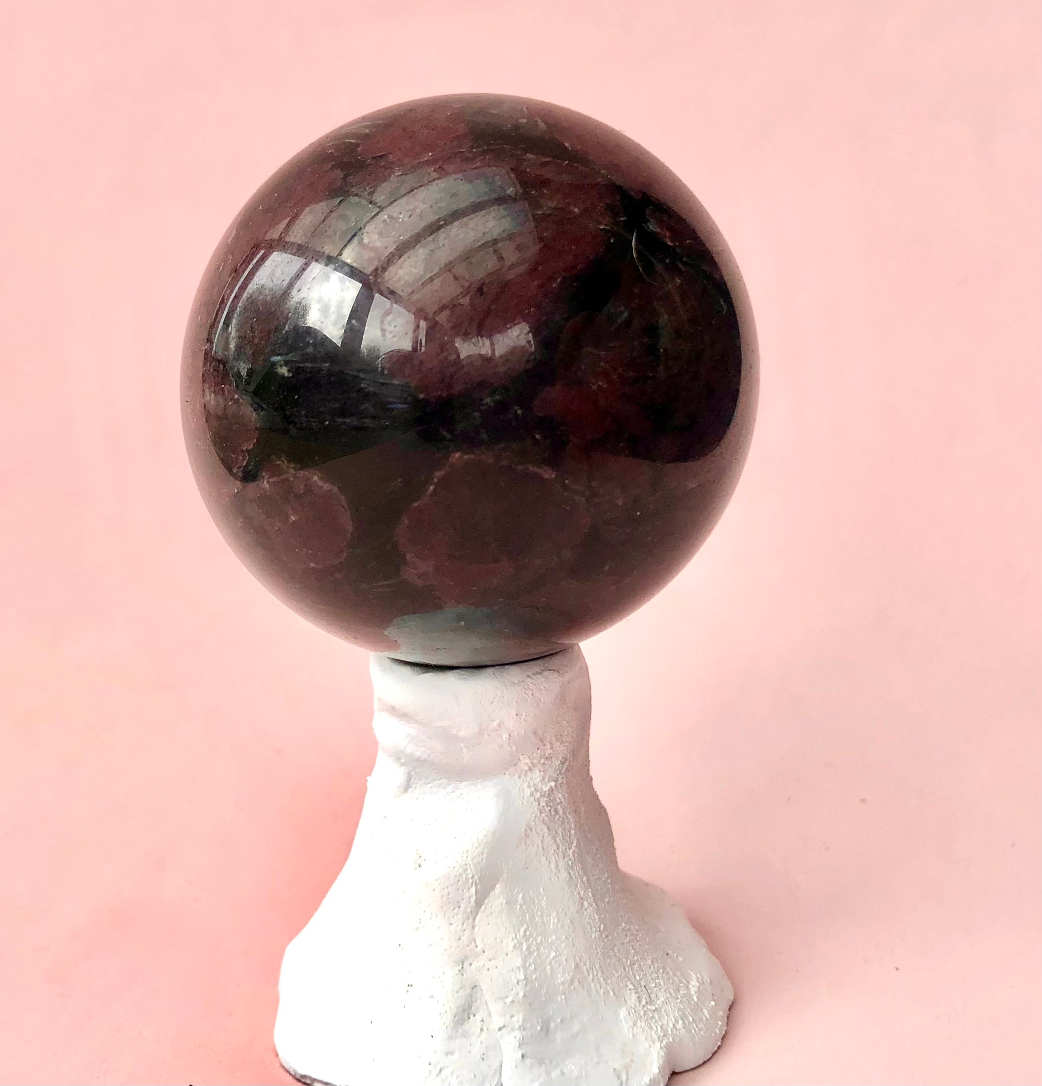 Granat i Astrophyllit Kugle ☾ “kærlighed, seksualitet & Kundalini
☾ 5 cm